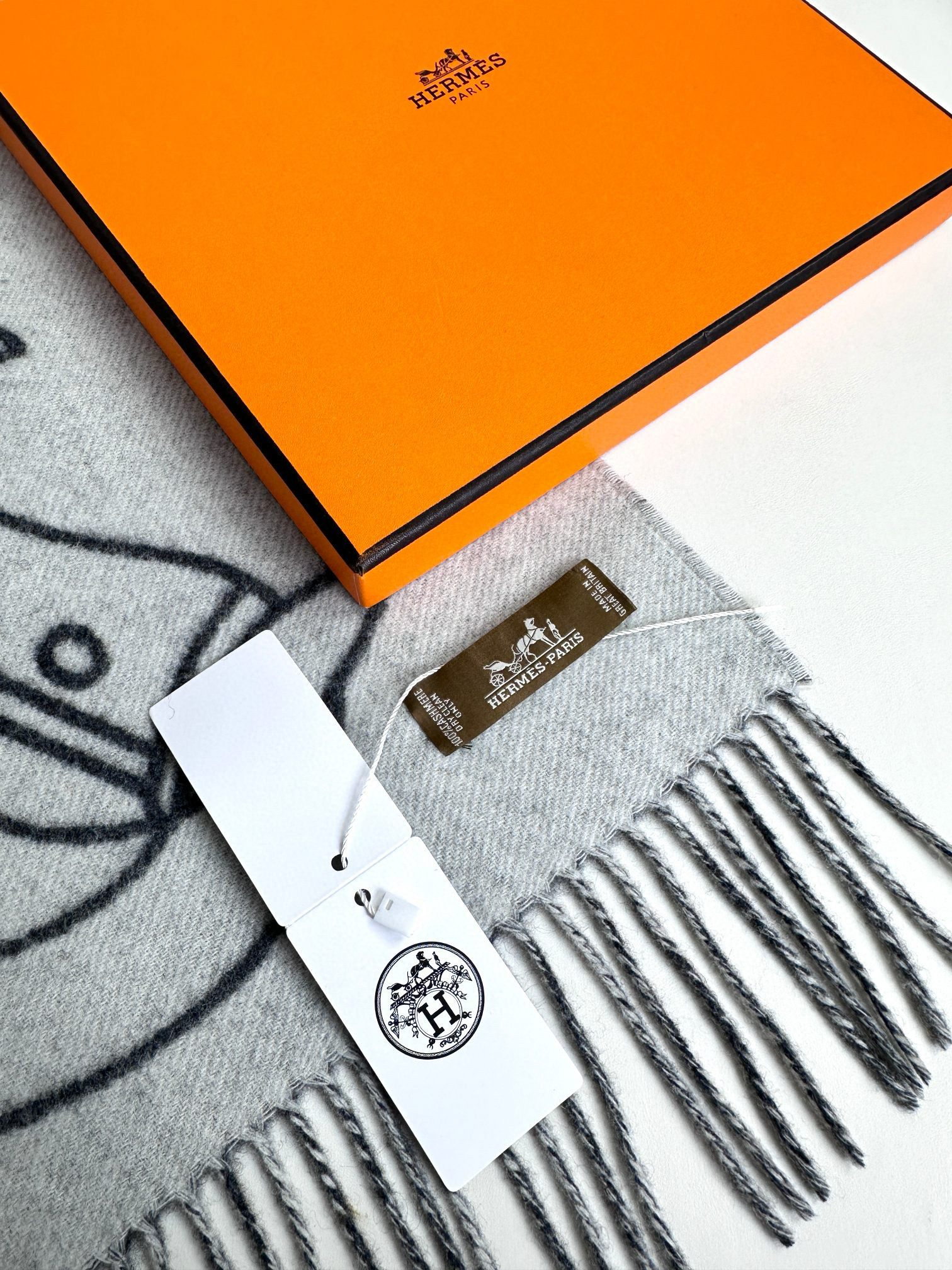 爱马仕新款 这款围巾采用细腻的撞色提花编织，呈现杰夫·麦克菲里奇（Geoff McFetridge）设计