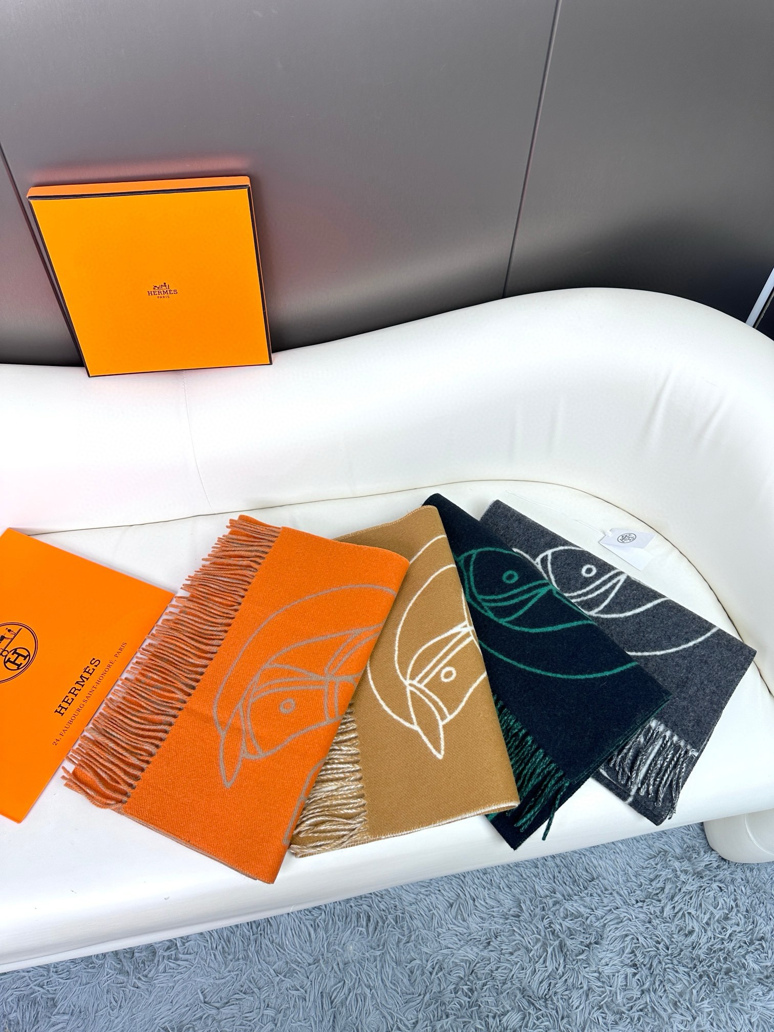 爱马仕新款 这款围巾采用细腻的撞色提花编织，呈现杰夫·麦克菲里奇（Geoff McFetridge）设计