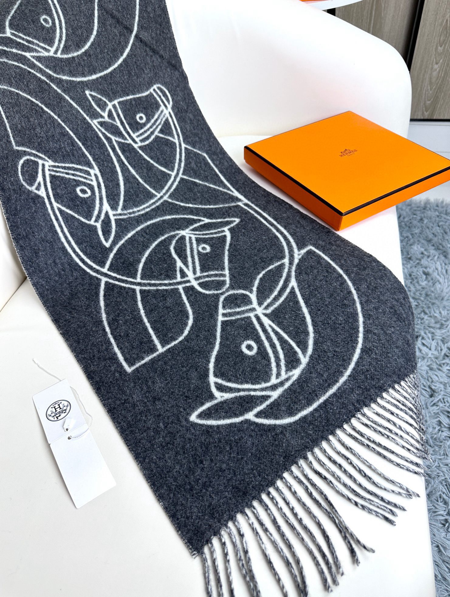 爱马仕新款 这款围巾采用细腻的撞色提花编织，呈现杰夫·麦克菲里奇（Geoff McFetridge）设计