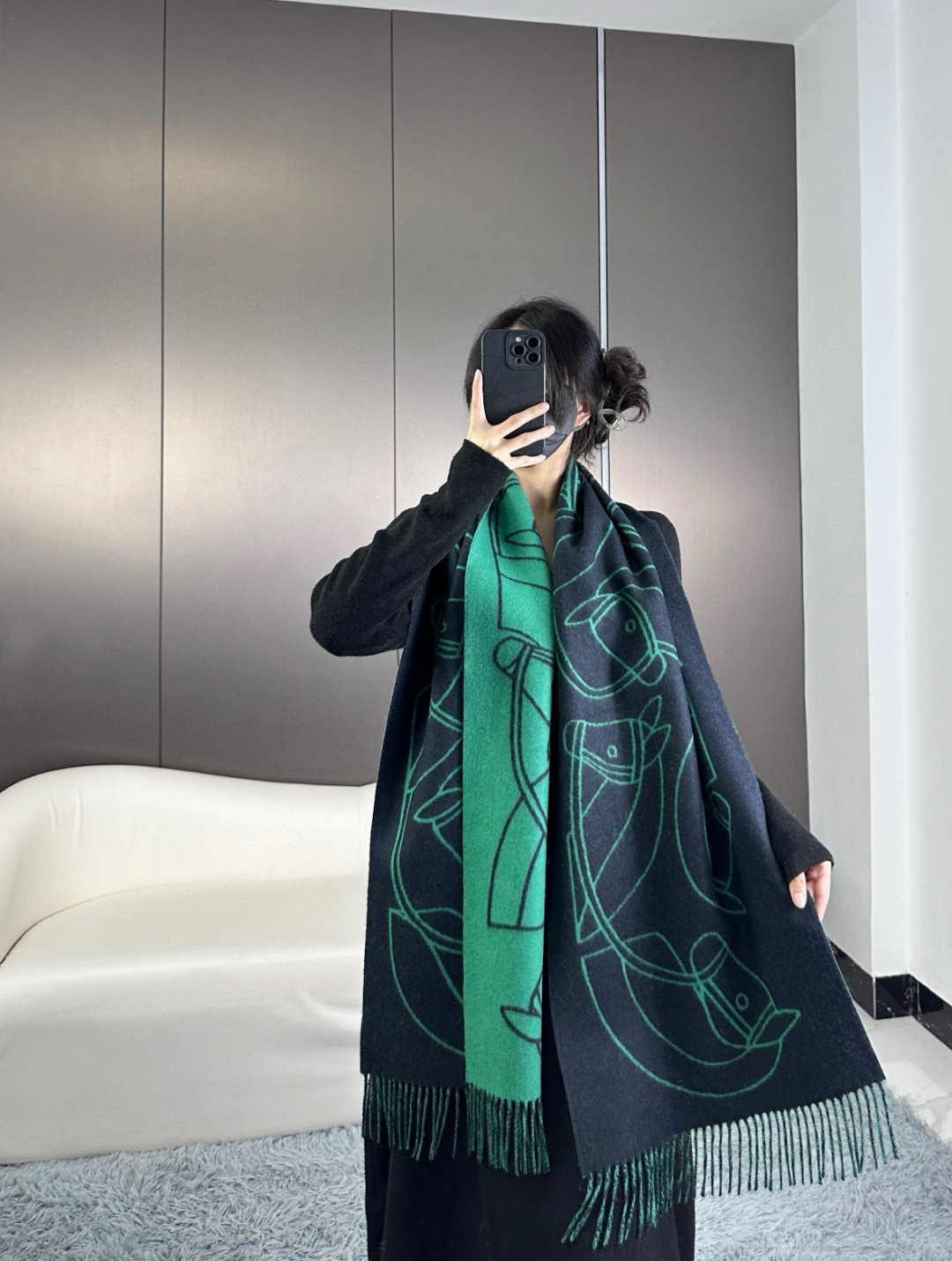 爱马仕新款 这款围巾采用细腻的撞色提花编织，呈现杰夫·麦克菲里奇（Geoff McFetridge）设计