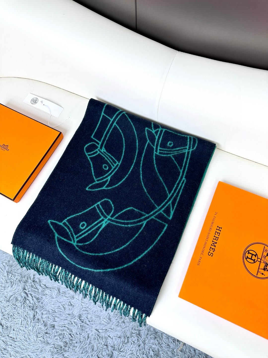 爱马仕新款 这款围巾采用细腻的撞色提花编织，呈现杰夫·麦克菲里奇（Geoff McFetridge）设计