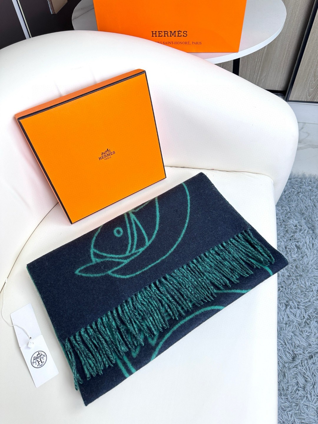 爱马仕新款 这款围巾采用细腻的撞色提花编织，呈现杰夫·麦克菲里奇（Geoff McFetridge）设计