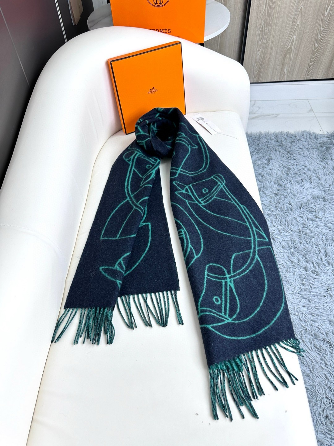 爱马仕新款 这款围巾采用细腻的撞色提花编织，呈现杰夫·麦克菲里奇（Geoff McFetridge）设计