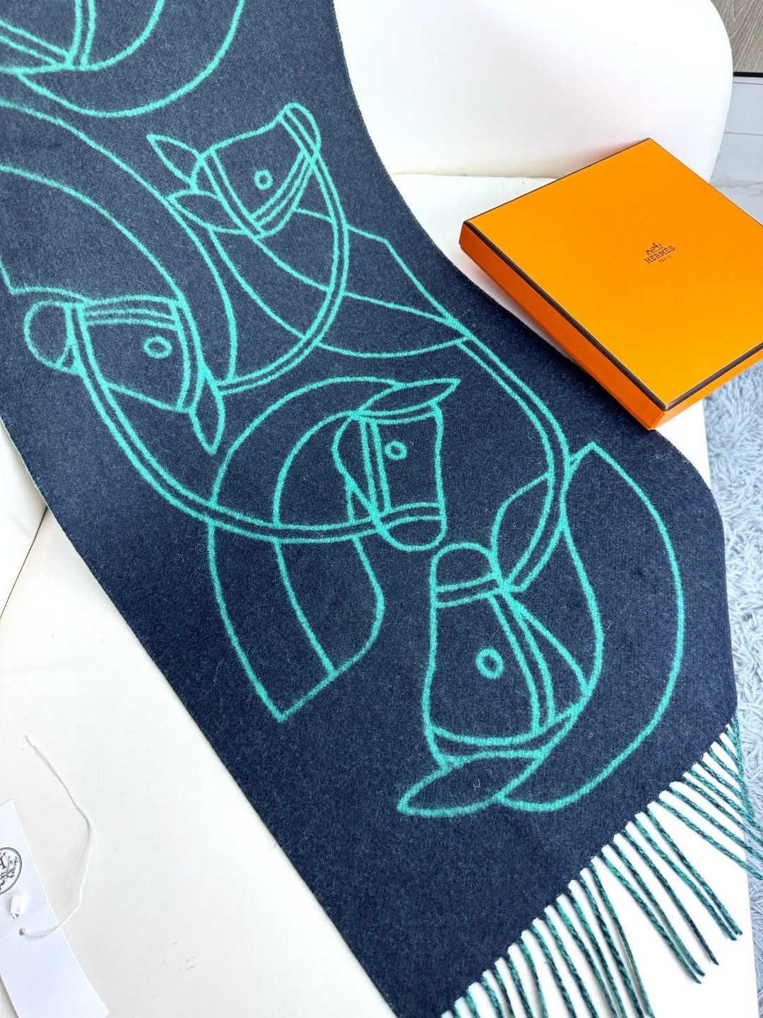 爱马仕新款 这款围巾采用细腻的撞色提花编织，呈现杰夫·麦克菲里奇（Geoff McFetridge）设计