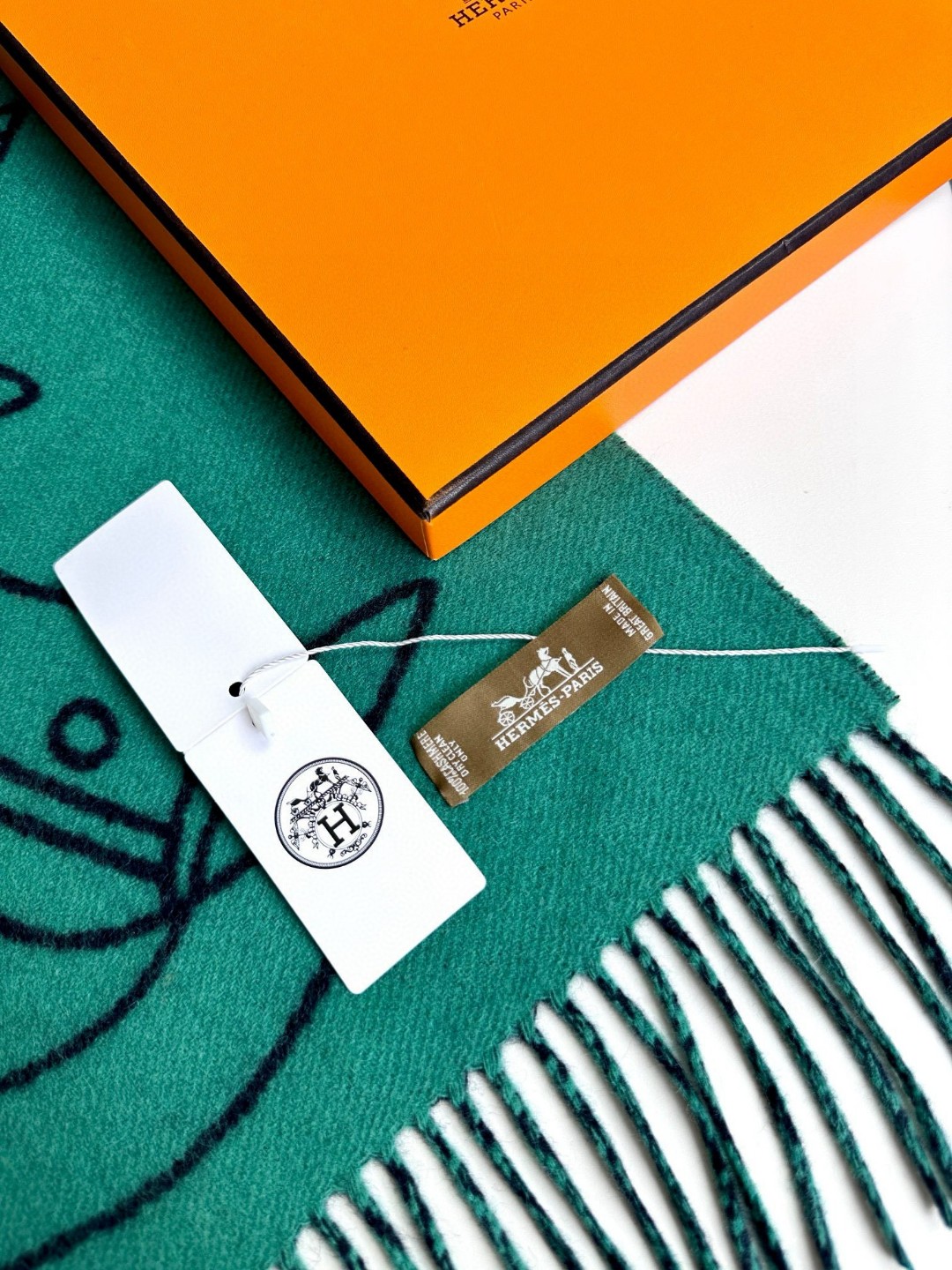 爱马仕新款 这款围巾采用细腻的撞色提花编织，呈现杰夫·麦克菲里奇（Geoff McFetridge）设计