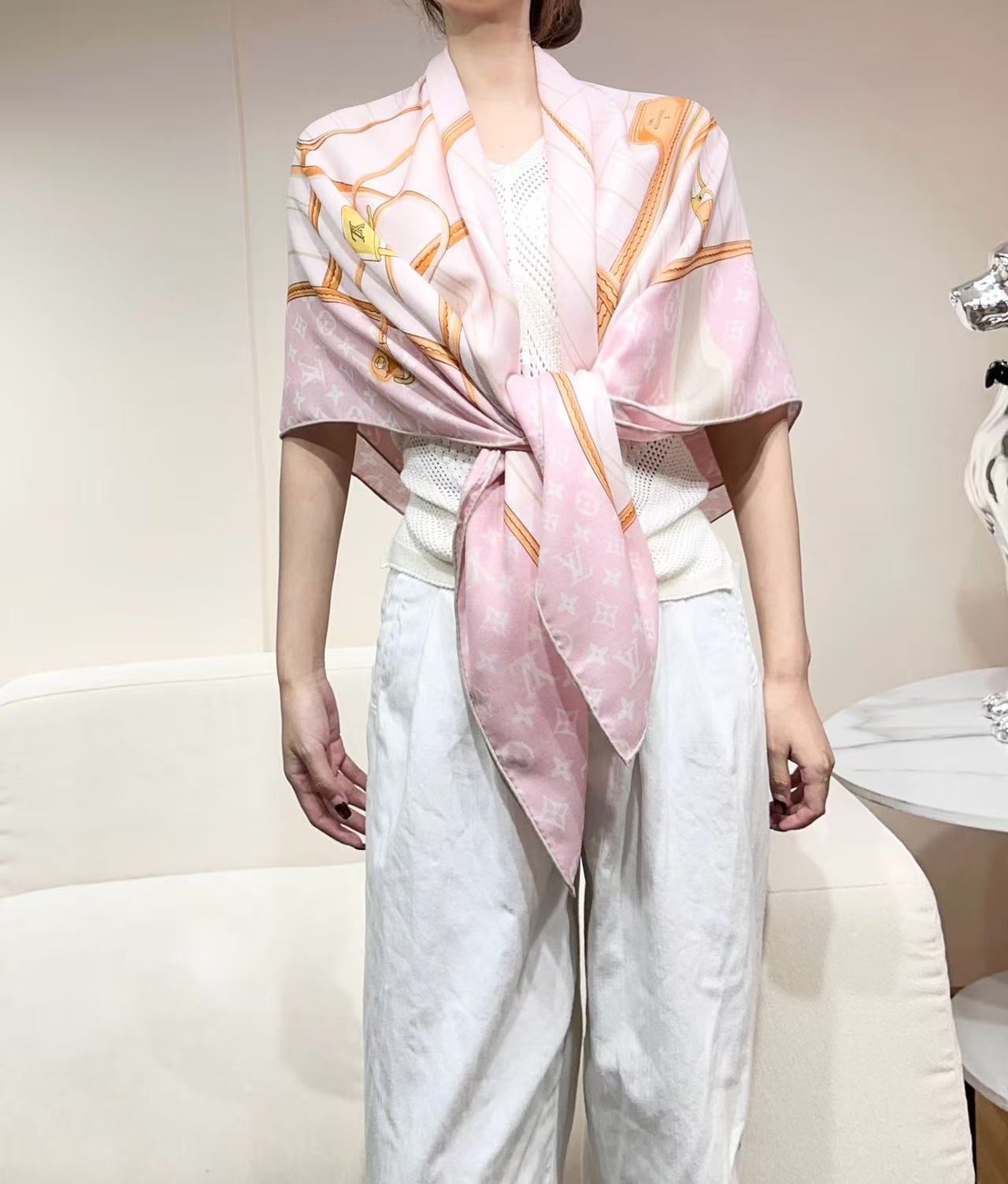 P230
Louis Vuitton 90 手感柔软绝对独一无二❗金字塔尖的数码印花，
My Neverfull 丝绒大方巾回溯 Neverfull 手袋的考究格调，向品牌制箱传统致以一曲艺术颂歌。肩带、LV Circle 标识与挂锁图案点睛经典元素，路易威登贴饰与历史悠久的硬箱遥相呼应。
140X140丝绒方巾