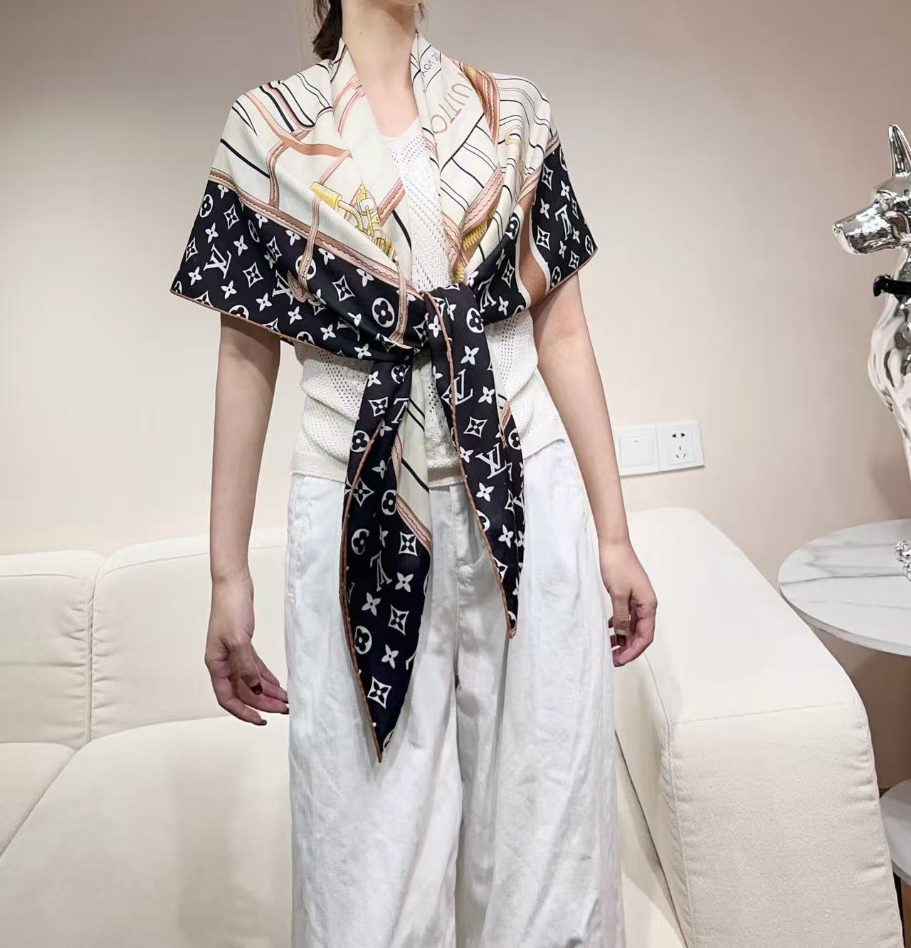 NO:619998,Louis Vuitton 90 is soft to the touch and absolutely unique. With its pyramid-shaped digital print, the My Neverfull velvet square scarf recalls the sophisticated style of the Neverfull handbag and pays an artistic ode to the brand's trunk-making tradition. The shoulder strap, LV Circle logo and padlock pattern are classic elements, and the Louis Vuitton patch echoes the historic hard box. 140X140 velvet square scarf high version scarf, high version scarf, louis vuitton, louis  vuitton,louis vuitton19860909Louis Vuitton 90 手感柔软绝对独一无二金字塔尖的数码印花, My Neverfull 丝绒大方巾回溯 Neverfull 手袋的考究格调,向品牌制箱传统致以一曲艺术颂歌.肩带、LV Circle 标识与挂锁图案点睛经典元素,路易威登贴饰与历史悠久的硬箱遥相呼应. 140X140丝绒方巾高版本围巾,高版本围巾,louis vuitton,louis vuitton,louis vuitton,scarf