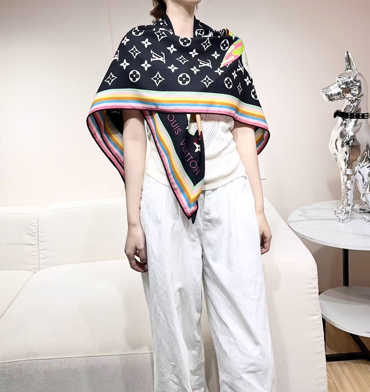 P235  LV x TM SUPERFLAT 140丝毛方巾
【140真丝羊毛双面同色披肩】
LV x TM Monogram SuPerflat Characters 丝毛方巾出自路易威登 x 村上隆合作系列，以全幅 Monogram 图案背景映衬艺术家笔下动漫风格的熊猫形象及其玩伴，搭配撞色边缘和路易威登标识。摩登设计可点亮各式造型。

135*135厘米
(高 x 长度)
30%桑蚕丝70%羊毛
&ldquo;超扁平&rdquo;形象印花
全幅 Monogram
喷墨印制
路易威登标识