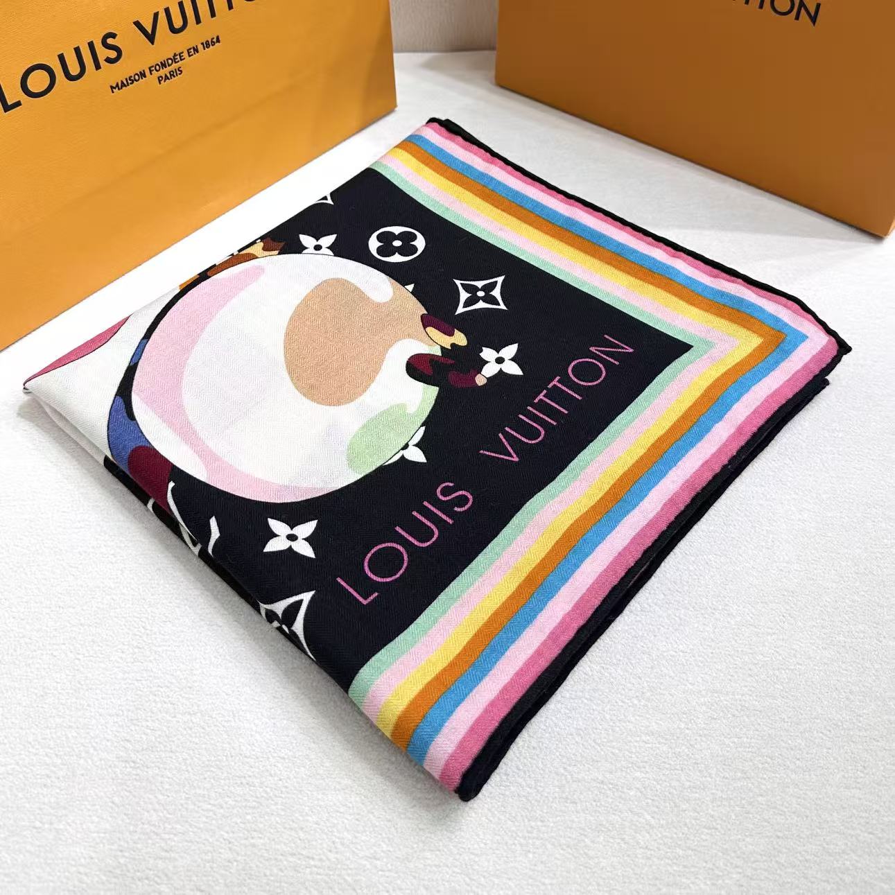 P235  LV x TM SUPERFLAT 140丝毛方巾
【140真丝羊毛双面同色披肩】
LV x TM Monogram SuPerflat Characters 丝毛方巾出自路易威登 x 村上隆合作系列，以全幅 Monogram 图案背景映衬艺术家笔下动漫风格的熊猫形象及其玩伴，搭配撞色边缘和路易威登标识。摩登设计可点亮各式造型。

135*135厘米
(高 x 长度)
30%桑蚕丝70%羊毛
&ldquo;超扁平&rdquo;形象印花
全幅 Monogram
喷墨印制
路易威登标识