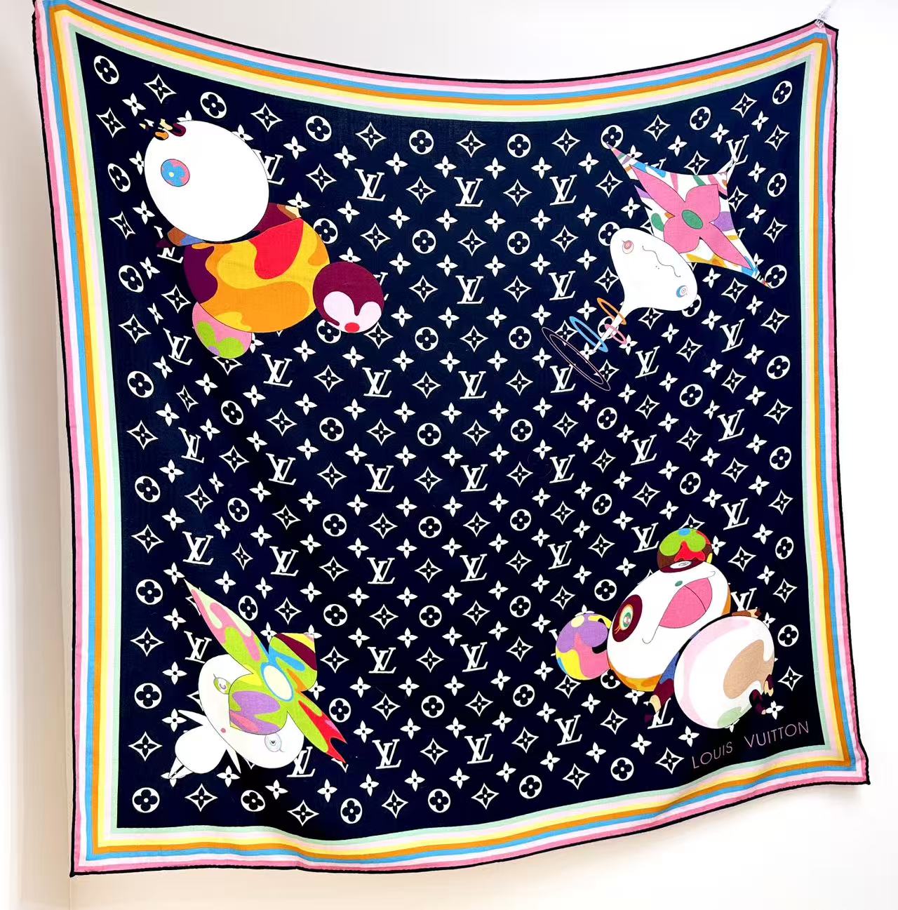 P235  LV x TM SUPERFLAT 140丝毛方巾
【140真丝羊毛双面同色披肩】
LV x TM Monogram SuPerflat Characters 丝毛方巾出自路易威登 x 村上隆合作系列，以全幅 Monogram 图案背景映衬艺术家笔下动漫风格的熊猫形象及其玩伴，搭配撞色边缘和路易威登标识。摩登设计可点亮各式造型。

135*135厘米
(高 x 长度)
30%桑蚕丝70%羊毛
&ldquo;超扁平&rdquo;形象印花
全幅 Monogram
喷墨印制
路易威登标识