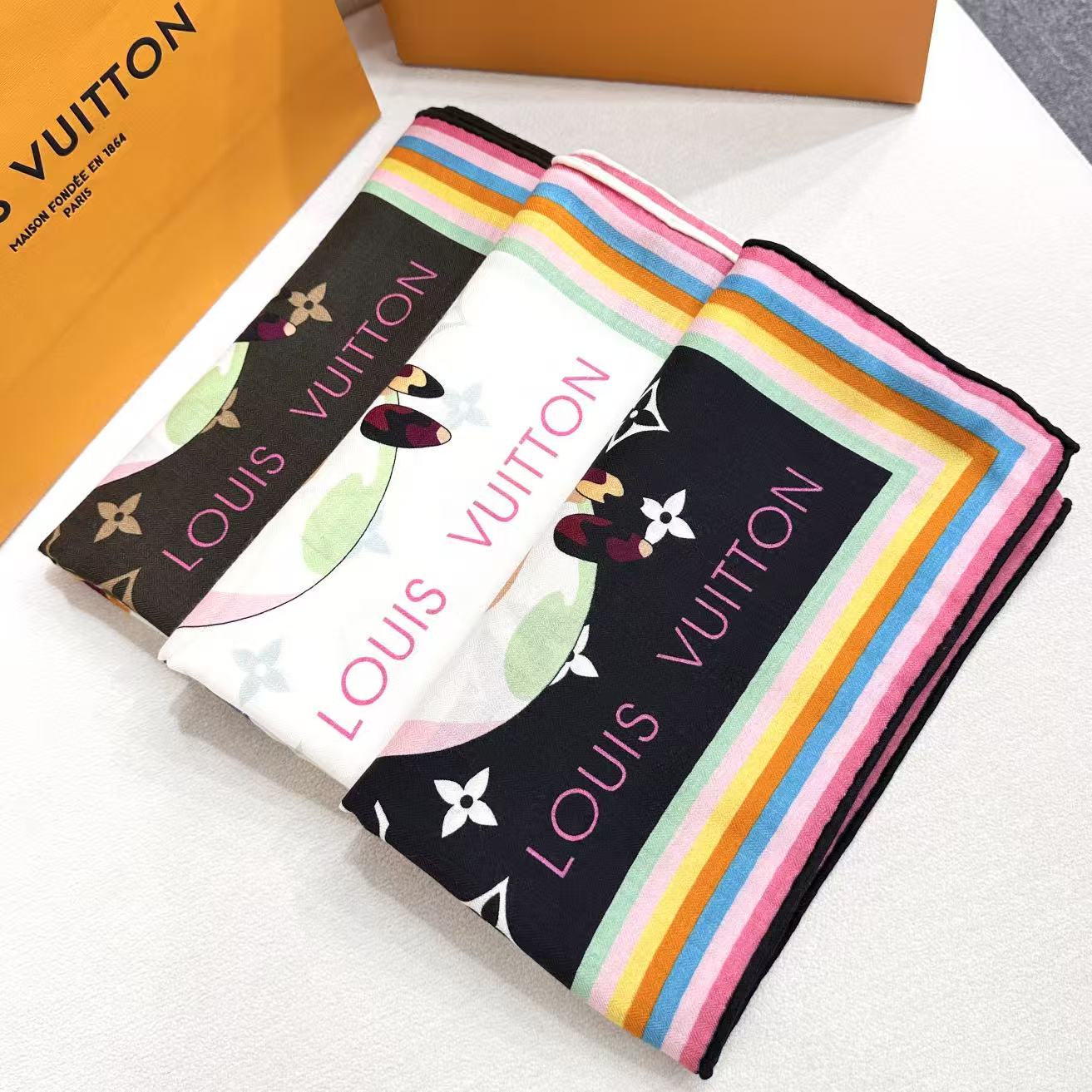 P235  LV x TM SUPERFLAT 140丝毛方巾
【140真丝羊毛双面同色披肩】
LV x TM Monogram SuPerflat Characters 丝毛方巾出自路易威登 x 村上隆合作系列，以全幅 Monogram 图案背景映衬艺术家笔下动漫风格的熊猫形象及其玩伴，搭配撞色边缘和路易威登标识。摩登设计可点亮各式造型。

135*135厘米
(高 x 长度)
30%桑蚕丝70%羊毛
&ldquo;超扁平&rdquo;形象印花
全幅 Monogram
喷墨印制
路易威登标识