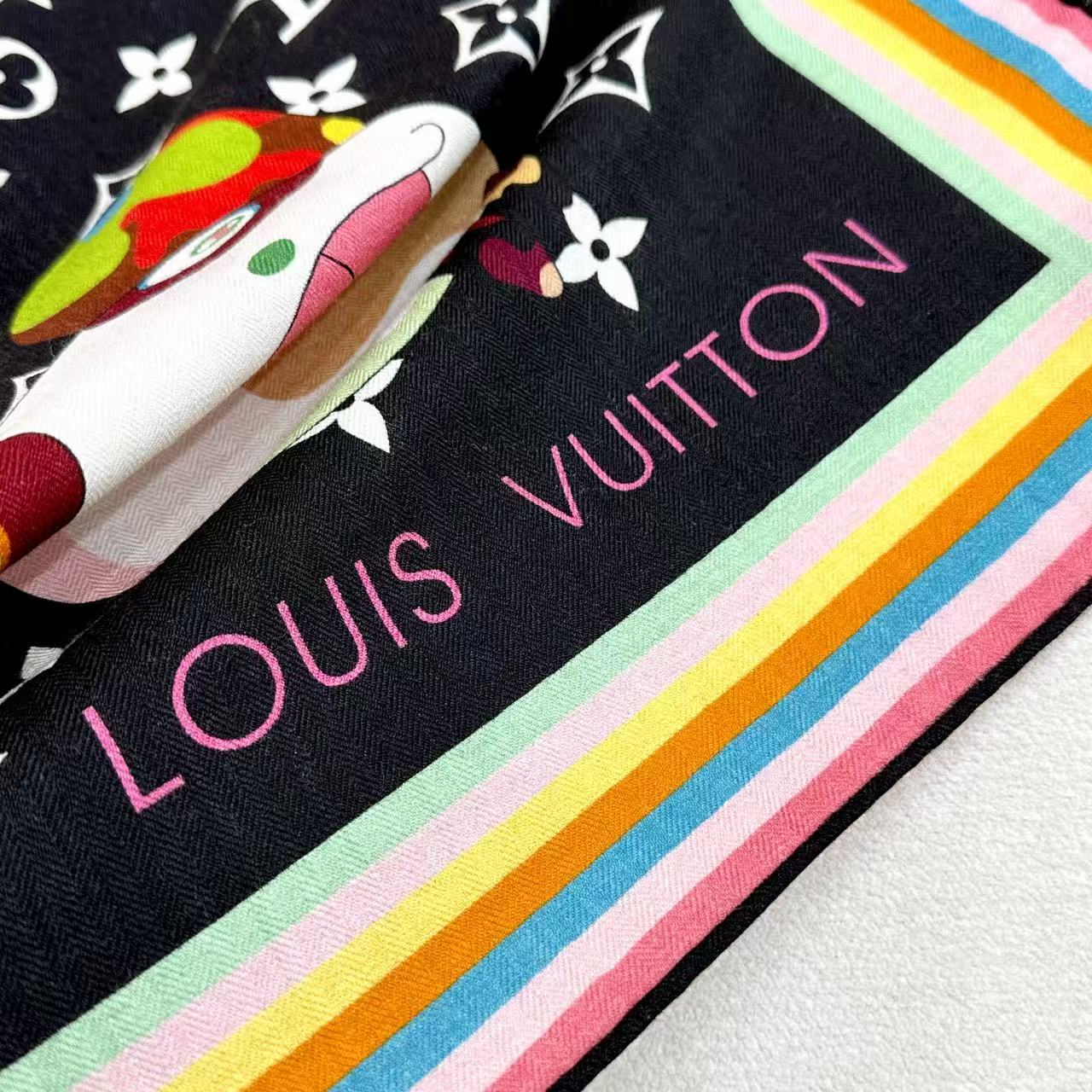 P235  LV x TM SUPERFLAT 140丝毛方巾
【140真丝羊毛双面同色披肩】
LV x TM Monogram SuPerflat Characters 丝毛方巾出自路易威登 x 村上隆合作系列，以全幅 Monogram 图案背景映衬艺术家笔下动漫风格的熊猫形象及其玩伴，搭配撞色边缘和路易威登标识。摩登设计可点亮各式造型。

135*135厘米
(高 x 长度)
30%桑蚕丝70%羊毛
&ldquo;超扁平&rdquo;形象印花
全幅 Monogram
喷墨印制
路易威登标识