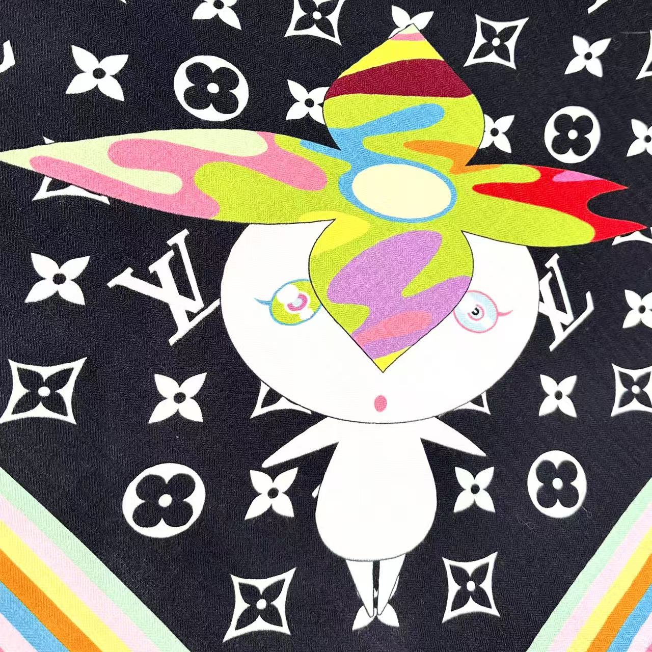 P235  LV x TM SUPERFLAT 140丝毛方巾
【140真丝羊毛双面同色披肩】
LV x TM Monogram SuPerflat Characters 丝毛方巾出自路易威登 x 村上隆合作系列，以全幅 Monogram 图案背景映衬艺术家笔下动漫风格的熊猫形象及其玩伴，搭配撞色边缘和路易威登标识。摩登设计可点亮各式造型。

135*135厘米
(高 x 长度)
30%桑蚕丝70%羊毛
&ldquo;超扁平&rdquo;形象印花
全幅 Monogram
喷墨印制
路易威登标识