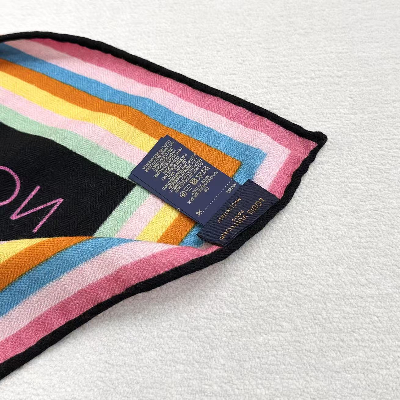 P235  LV x TM SUPERFLAT 140丝毛方巾
【140真丝羊毛双面同色披肩】
LV x TM Monogram SuPerflat Characters 丝毛方巾出自路易威登 x 村上隆合作系列，以全幅 Monogram 图案背景映衬艺术家笔下动漫风格的熊猫形象及其玩伴，搭配撞色边缘和路易威登标识。摩登设计可点亮各式造型。

135*135厘米
(高 x 长度)
30%桑蚕丝70%羊毛
&ldquo;超扁平&rdquo;形象印花
全幅 Monogram
喷墨印制
路易威登标识