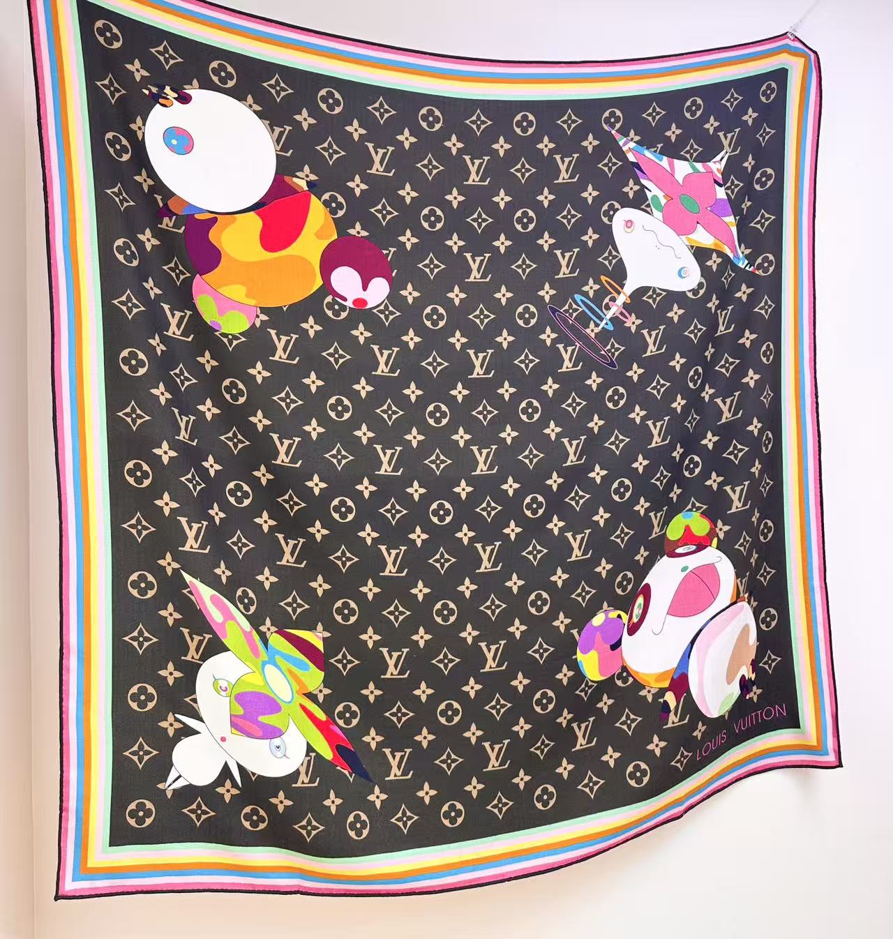 P235  LV x TM SUPERFLAT 140丝毛方巾
【140真丝羊毛双面同色披肩】
LV x TM Monogram SuPerflat Characters 丝毛方巾出自路易威登 x 村上隆合作系列，以全幅 Monogram 图案背景映衬艺术家笔下动漫风格的熊猫形象及其玩伴，搭配撞色边缘和路易威登标识。摩登设计可点亮各式造型。

135*135厘米
(高 x 长度)
30%桑蚕丝70%羊毛
&ldquo;超扁平&rdquo;形象印花
全幅 Monogram
喷墨印制
路易威登标识