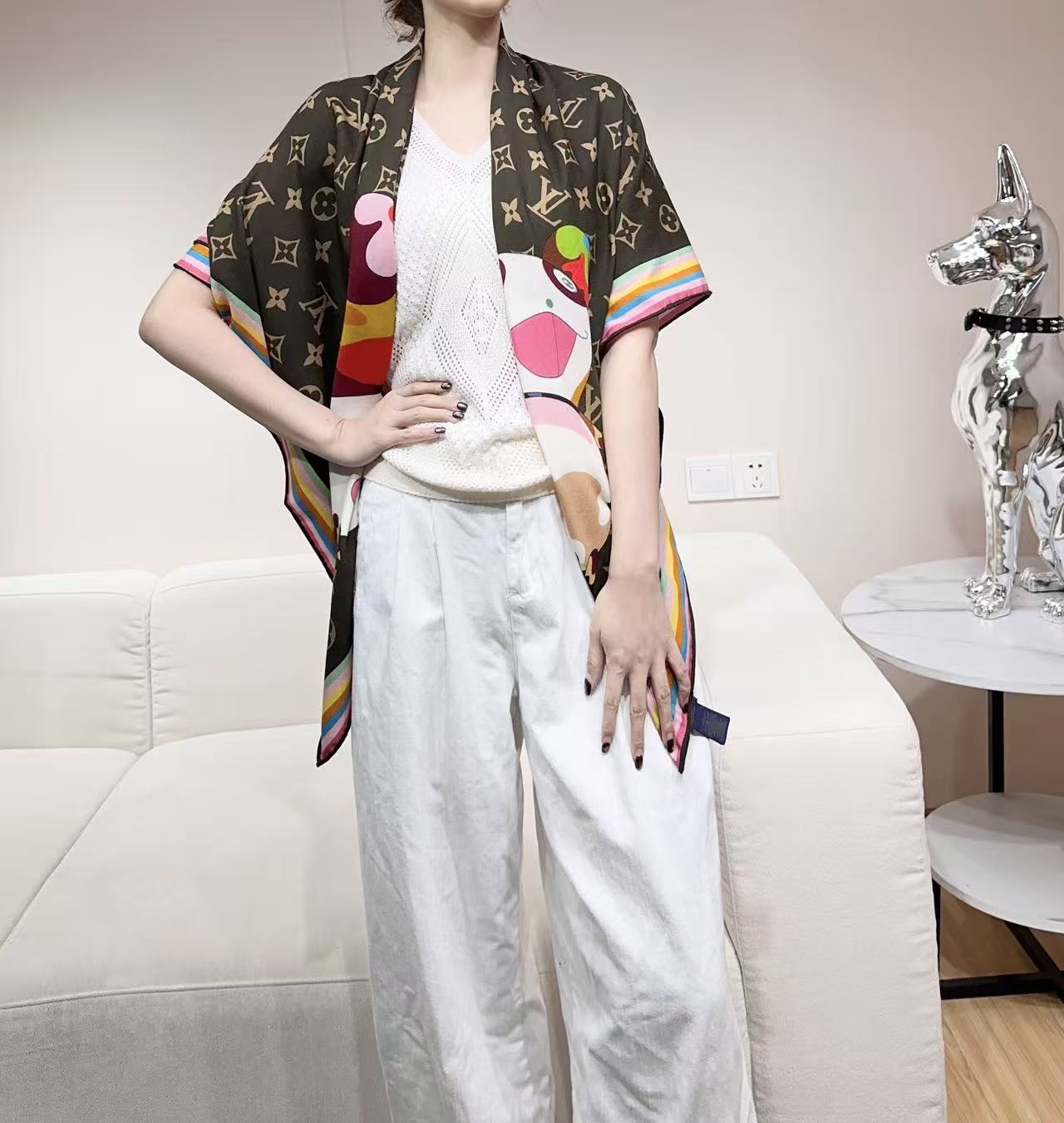 P235  LV x TM SUPERFLAT 140丝毛方巾
【140真丝羊毛双面同色披肩】
LV x TM Monogram SuPerflat Characters 丝毛方巾出自路易威登 x 村上隆合作系列，以全幅 Monogram 图案背景映衬艺术家笔下动漫风格的熊猫形象及其玩伴，搭配撞色边缘和路易威登标识。摩登设计可点亮各式造型。

135*135厘米
(高 x 长度)
30%桑蚕丝70%羊毛
&ldquo;超扁平&rdquo;形象印花
全幅 Monogram
喷墨印制
路易威登标识