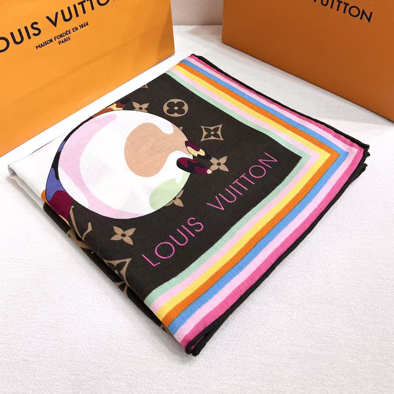 P235  LV x TM SUPERFLAT 140丝毛方巾
【140真丝羊毛双面同色披肩】
LV x TM Monogram SuPerflat Characters 丝毛方巾出自路易威登 x 村上隆合作系列，以全幅 Monogram 图案背景映衬艺术家笔下动漫风格的熊猫形象及其玩伴，搭配撞色边缘和路易威登标识。摩登设计可点亮各式造型。

135*135厘米
(高 x 长度)
30%桑蚕丝70%羊毛
&ldquo;超扁平&rdquo;形象印花
全幅 Monogram
喷墨印制
路易威登标识