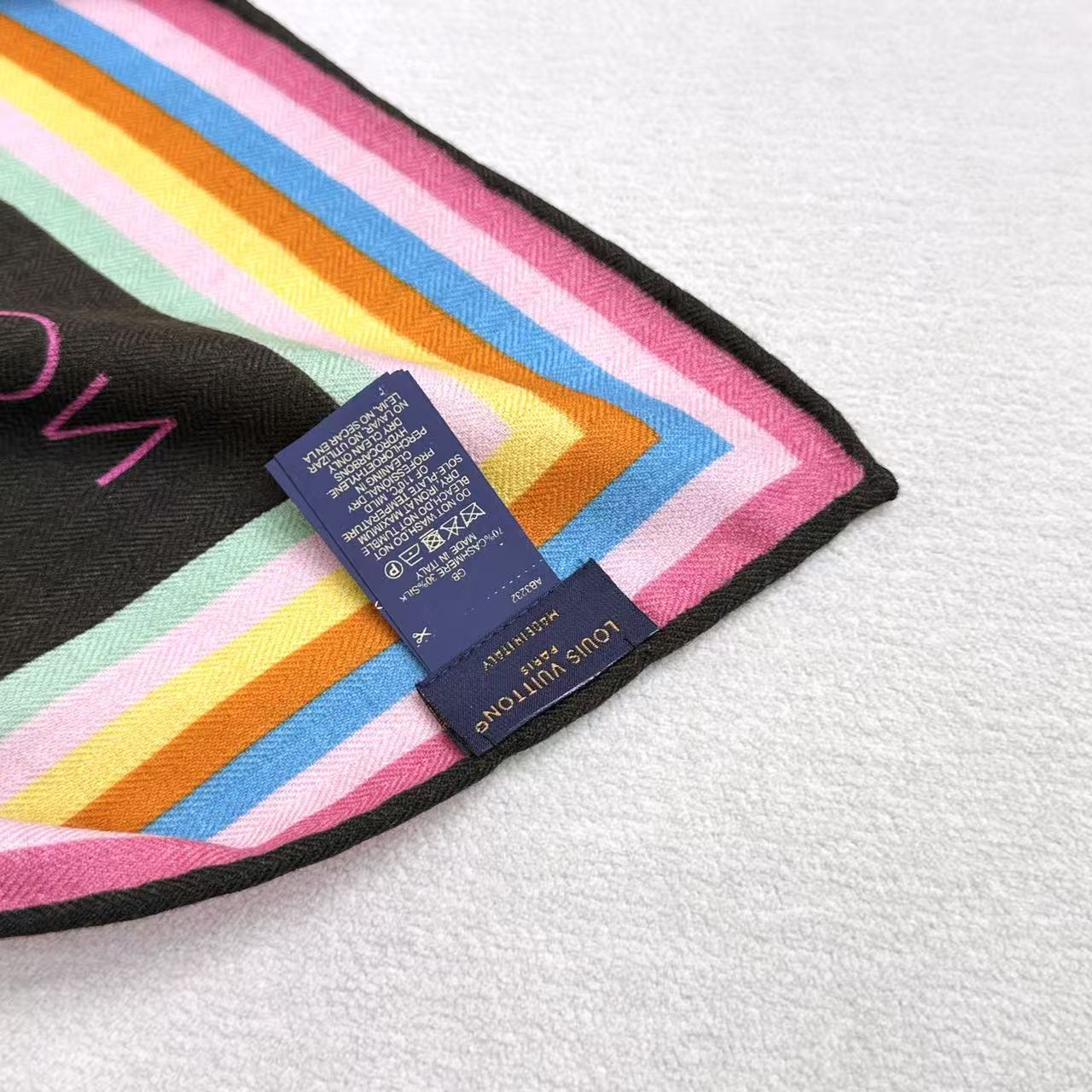 P235  LV x TM SUPERFLAT 140丝毛方巾
【140真丝羊毛双面同色披肩】
LV x TM Monogram SuPerflat Characters 丝毛方巾出自路易威登 x 村上隆合作系列，以全幅 Monogram 图案背景映衬艺术家笔下动漫风格的熊猫形象及其玩伴，搭配撞色边缘和路易威登标识。摩登设计可点亮各式造型。

135*135厘米
(高 x 长度)
30%桑蚕丝70%羊毛
&ldquo;超扁平&rdquo;形象印花
全幅 Monogram
喷墨印制
路易威登标识