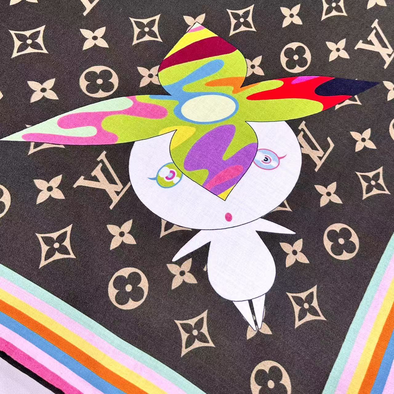 P235  LV x TM SUPERFLAT 140丝毛方巾
【140真丝羊毛双面同色披肩】
LV x TM Monogram SuPerflat Characters 丝毛方巾出自路易威登 x 村上隆合作系列，以全幅 Monogram 图案背景映衬艺术家笔下动漫风格的熊猫形象及其玩伴，搭配撞色边缘和路易威登标识。摩登设计可点亮各式造型。

135*135厘米
(高 x 长度)
30%桑蚕丝70%羊毛
&ldquo;超扁平&rdquo;形象印花
全幅 Monogram
喷墨印制
路易威登标识