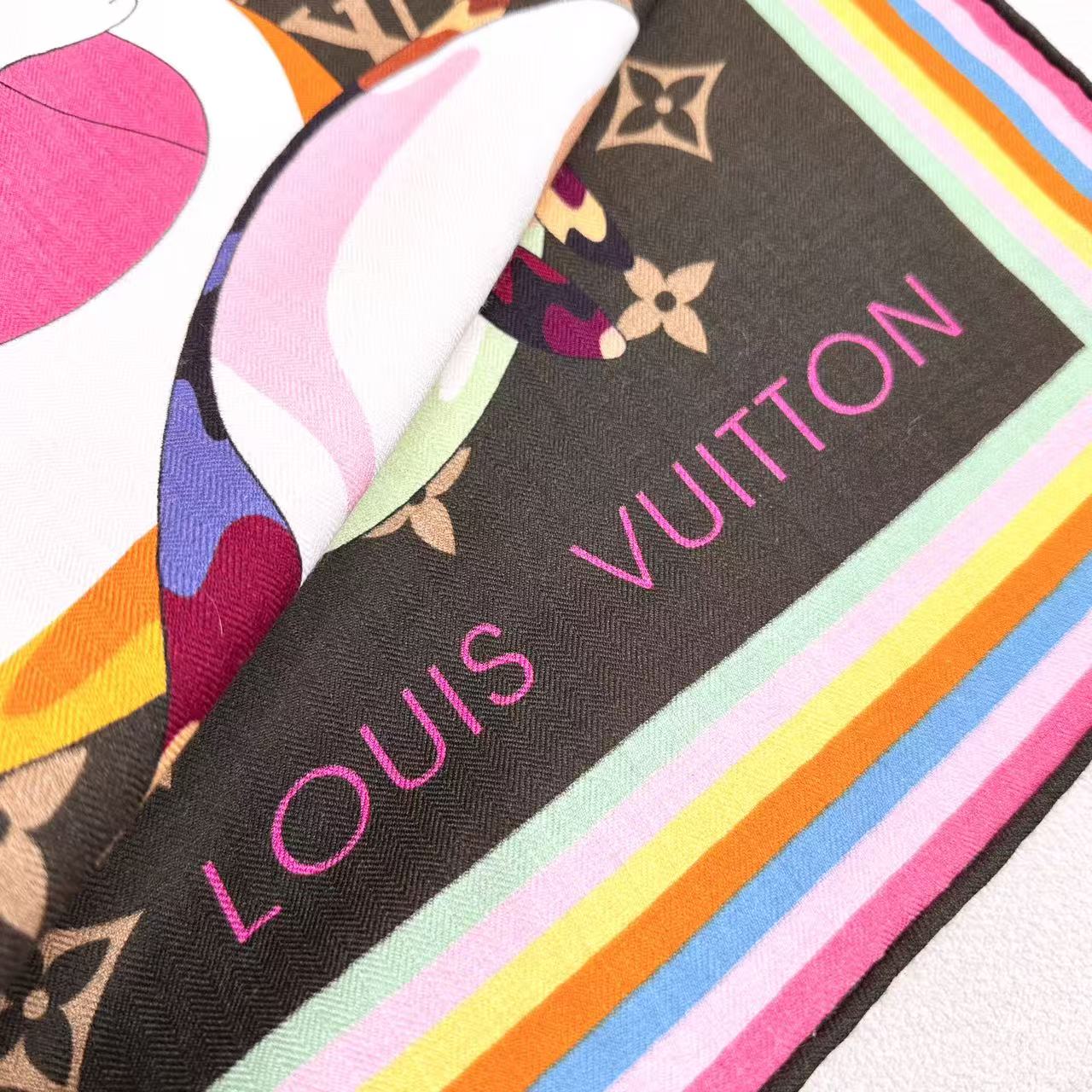 P235  LV x TM SUPERFLAT 140丝毛方巾
【140真丝羊毛双面同色披肩】
LV x TM Monogram SuPerflat Characters 丝毛方巾出自路易威登 x 村上隆合作系列，以全幅 Monogram 图案背景映衬艺术家笔下动漫风格的熊猫形象及其玩伴，搭配撞色边缘和路易威登标识。摩登设计可点亮各式造型。

135*135厘米
(高 x 长度)
30%桑蚕丝70%羊毛
&ldquo;超扁平&rdquo;形象印花
全幅 Monogram
喷墨印制
路易威登标识