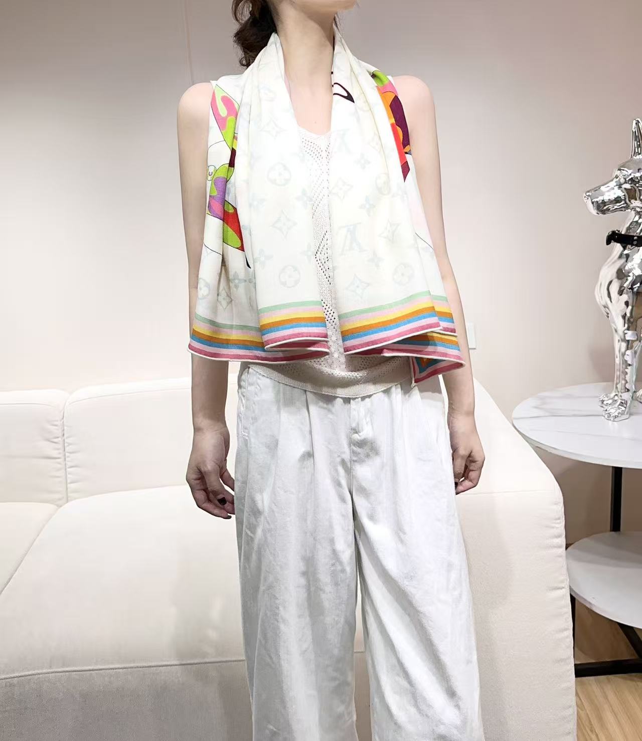 NO:620000,LV x TM SUPERFLAT 140 silk wool square scarf [140 silk wool double-sided same color shawl] LV x TM Monogram Superflat Characters Silk wool square scarf is from the Louis Vuitton x Takashi Murakami collaboration series. The full-frame Monogram pattern background sets off the artist’s anime-style panda image and its playmates, with contrasting edges and Louis Vuitton logo. The modern design can brighten various looks. 135*135 cm (height x length)  30 mulberry silk 70 wool 'super flat' image printing full Monogram inkjet printing Louis Vuitton logo high version scarf, high version scarf, louis vuitton, louis vuitton, real silk, shawls19860909LV x TM SUPERFLAT 140丝毛方巾【140真丝羊毛双面同色披肩】 LV x TM Monogram Superflat Characters 丝毛方巾出自路易威登 x 村上隆合作系列,以全幅 Monogram 图案背景映衬艺术家笔下动漫风格的熊猫形象及其玩伴,搭配撞色边缘和路易威登标识.摩登设计可点亮各式造型. 135*135厘米 (高 x 长度) 30桑蚕丝70羊毛 “超扁平”形象印花 全幅 Monogram 喷墨印制 路易威登标识高版本围巾,高版本围巾,louis vuitton,louis vuitton,real silk,shawls,scarf