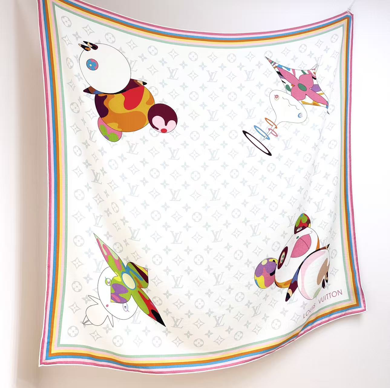 P235  LV x TM SUPERFLAT 140丝毛方巾
【140真丝羊毛双面同色披肩】
LV x TM Monogram SuPerflat Characters 丝毛方巾出自路易威登 x 村上隆合作系列，以全幅 Monogram 图案背景映衬艺术家笔下动漫风格的熊猫形象及其玩伴，搭配撞色边缘和路易威登标识。摩登设计可点亮各式造型。

135*135厘米
(高 x 长度)
30%桑蚕丝70%羊毛
&ldquo;超扁平&rdquo;形象印花
全幅 Monogram
喷墨印制
路易威登标识