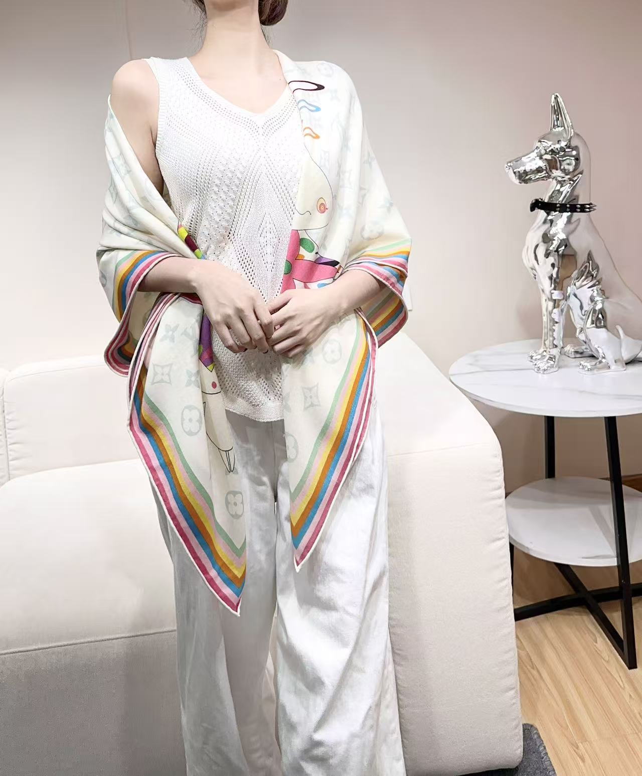 P235  LV x TM SUPERFLAT 140丝毛方巾
【140真丝羊毛双面同色披肩】
LV x TM Monogram SuPerflat Characters 丝毛方巾出自路易威登 x 村上隆合作系列，以全幅 Monogram 图案背景映衬艺术家笔下动漫风格的熊猫形象及其玩伴，搭配撞色边缘和路易威登标识。摩登设计可点亮各式造型。

135*135厘米
(高 x 长度)
30%桑蚕丝70%羊毛
&ldquo;超扁平&rdquo;形象印花
全幅 Monogram
喷墨印制
路易威登标识