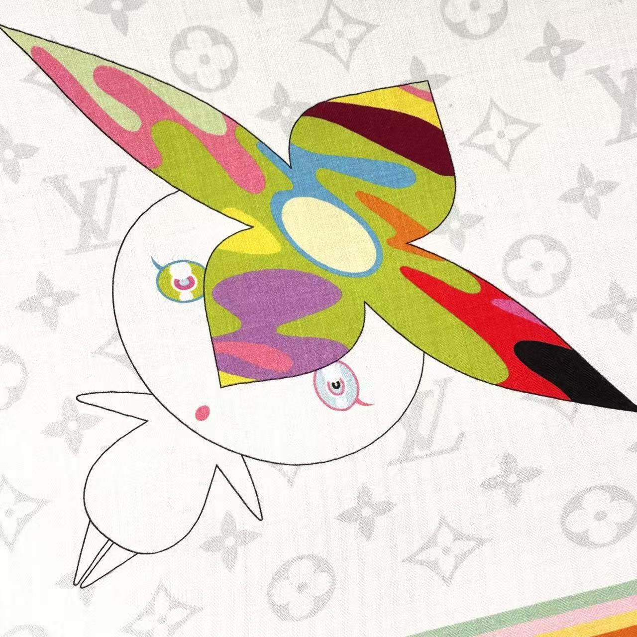 P235  LV x TM SUPERFLAT 140丝毛方巾
【140真丝羊毛双面同色披肩】
LV x TM Monogram SuPerflat Characters 丝毛方巾出自路易威登 x 村上隆合作系列，以全幅 Monogram 图案背景映衬艺术家笔下动漫风格的熊猫形象及其玩伴，搭配撞色边缘和路易威登标识。摩登设计可点亮各式造型。

135*135厘米
(高 x 长度)
30%桑蚕丝70%羊毛
&ldquo;超扁平&rdquo;形象印花
全幅 Monogram
喷墨印制
路易威登标识