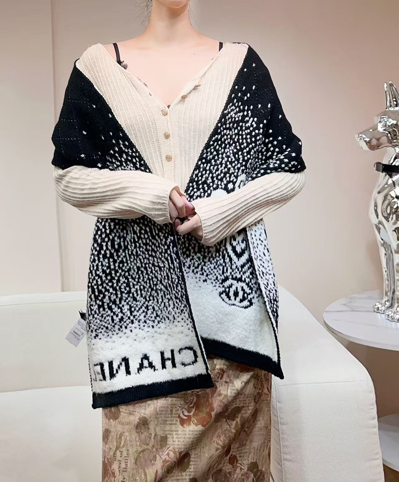 NO:620008,The new Chanel · Chanel’s rare knitted item, gentle color matching, super obsessed with temperament, low-key, quiet and elegant] Highly recommended, it will make your heart beat in a second!  !  !  High-end, luxurious!  eternal!  It’s not the kind of style that goes by in a flash!  !  !  Clothing that maximizes improvement!  Chanel's new color-matching knitted cashmere scarf this year is so beautiful. Sisters who know how to match it must understand. This design can greatly enhance the style and aura in autumn and winter. No matter perfect, beautiful figure or temperament, this design is a tool to quickly and maximize the improvement of clothing. size30*180cm high version scarf, high version scarf, chanel, chanel19860909新款Chanel · 香奈儿难得一见的针织单品,温柔配色,超级迷恋气质低调恬静又不失优雅】重点推荐一秒心动啊！！！高级,奢华！永恒！不是那种过眼云烟的款式！！！最大化提升的衣品！Chanel今年新出的配色针织羊绒围巾,太好看了,会搭配的姐妹一定懂,这样的设计在秋冬季穿搭上很能提升造型气场无可挑剔,无论完,美身材,气质,这种设计,是快速也是最大化提升衣品的利器size30*180cm高版本围巾,高版本围巾,chanel,chanel,scarf