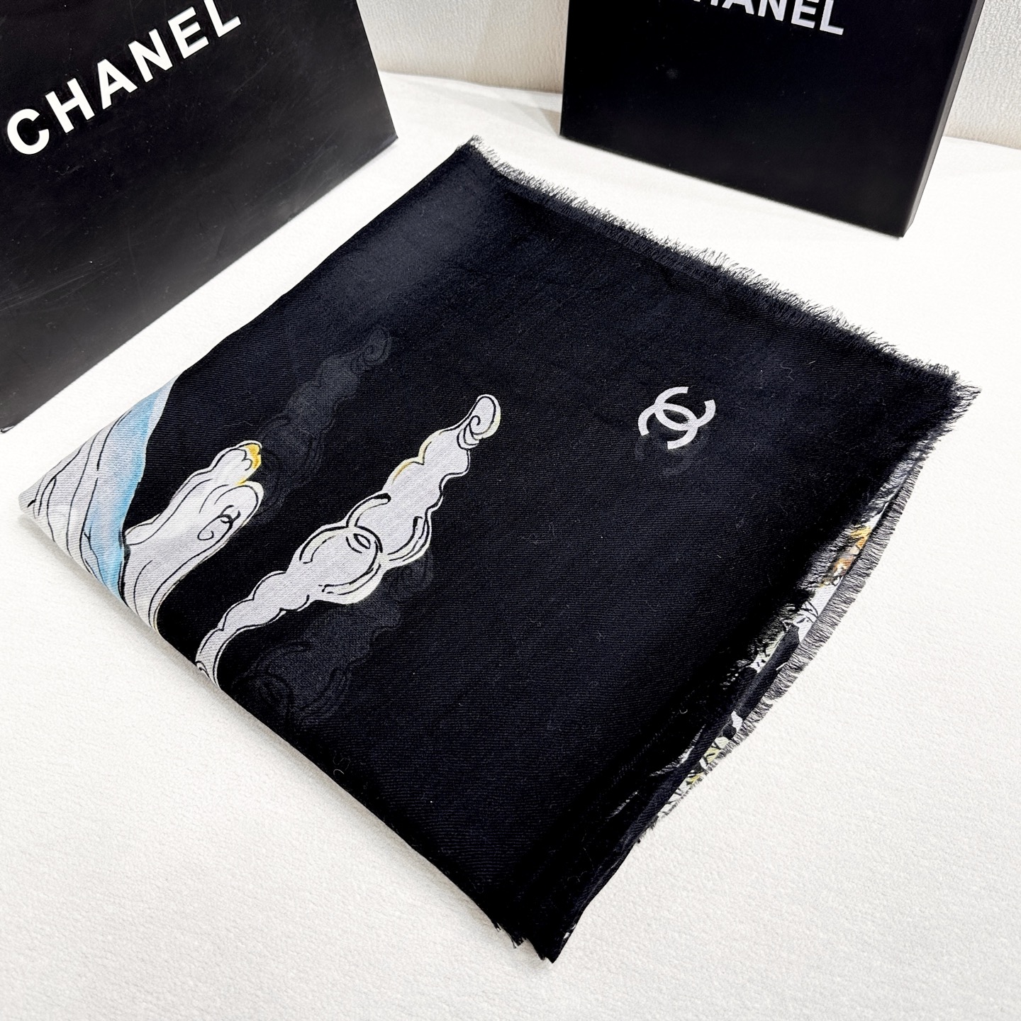 CHANEL 塔尖的单品 ，25秋冬高级手工坊系列作品梦幻而极具电影感，灵感来自嘉柏丽尔·香奈儿收藏的中