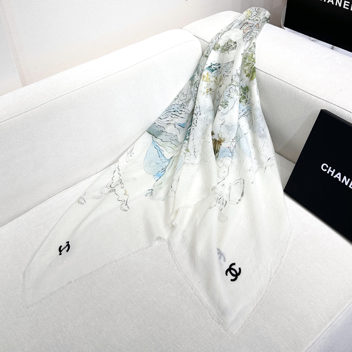 CHANEL 塔尖的单品 ，25秋冬高级手工坊系列作品梦幻而极具电影感，灵感来自嘉柏丽尔·香奈儿收藏的中