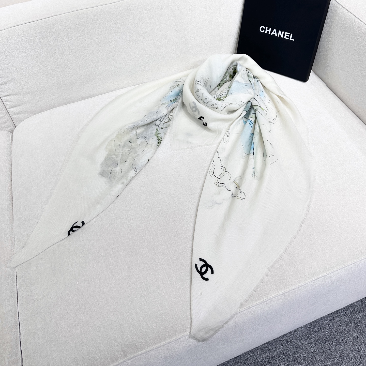 CHANEL 塔尖的单品 ，25秋冬高级手工坊系列作品梦幻而极具电影感，灵感来自嘉柏丽尔·香奈儿收藏的中