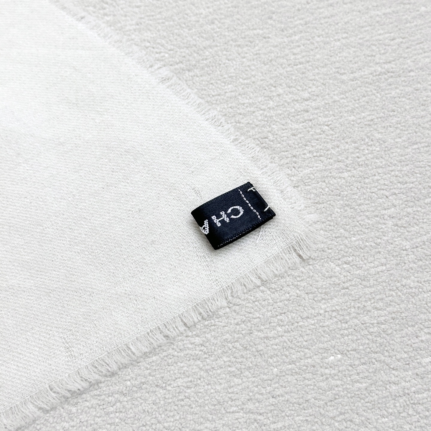 CHANEL 塔尖的单品 ，25秋冬高级手工坊系列作品梦幻而极具电影感，灵感来自嘉柏丽尔·香奈儿收藏的中