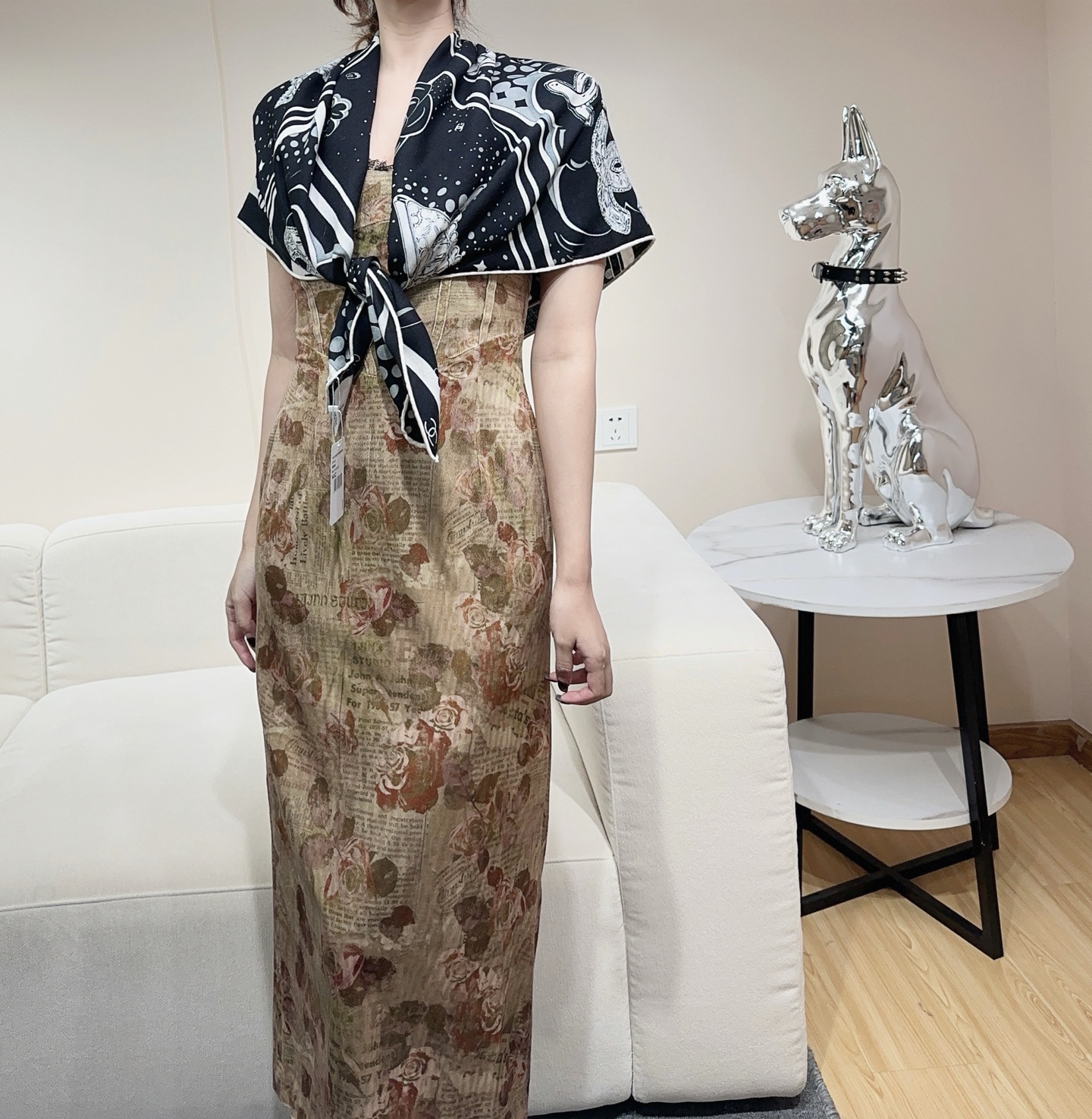 NO:620025,The new Chanel [110 size, double-sided same color, silk wool style] cashmere square scarf grab VIP recommendation, be sure to buy it quickly [high-end love pure cashmere, baby touch is so comfortable that it is a woman's stunner, very little stock, can be used in all seasons, really beautiful, makes people very, very excited, the upper body effect is simply beautiful, the quality is perfect, the whole scarf gives a big-name aura and is very delicate and beautiful at the same time. It is definitely a new style worth buying.  As soon as you get the real thing, you will be glad that you are a woman. It is worth appreciating the perfect temperament and taste. VIPs are the first choice. The upper size is 110*110cm. 70 cashmere silk high version scarf, high version scarf, chanel, real silk19860909上新香奈儿【110尺寸 双面同色 丝毛款】 羊绒方巾抢VIP推荐 下手一定要快【高端 大爱 纯羊绒 婴儿触感舒服到飞女人尤物 货极少 四季都可以用真心美的让人非常非常心动 上身效果简直美翻了 品质非常完美 整个围巾给人大牌气场的同时又非常精致秀丽绝对值得入手的新款 实物一拿到就会庆幸自己是女人的绝美好货 值得品鉴完美气质品味Ditails首选VIP们 上尺寸110*110cm.70羊绒真丝高版本围巾,高版本围巾,chanel,real silk,scarf