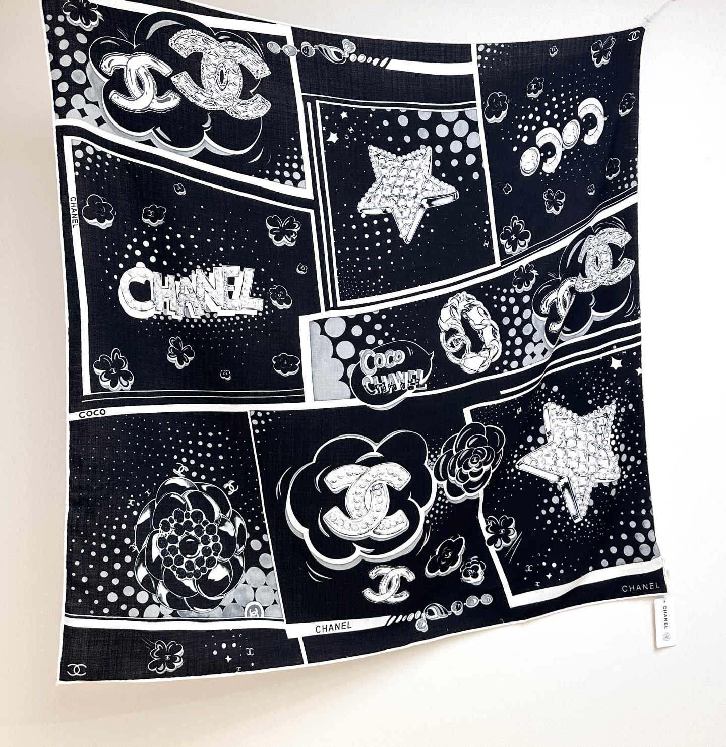 P200✨上新💛香奈儿【110尺寸 双面同色 丝毛款】 羊绒方巾‼️抢‼️VIP推荐 ‼️👍下手一定要快【高端 大爱 ‼️纯羊绒 婴儿触感舒服到飞❤️女人尤物 货极少 四季都可以用‼️真心美的让人非常非常心动 上身效果简直美翻了 品质非常完美👍‼️ 整个围巾给人大牌气场的同时又非常精致秀丽💟绝对值得入手的新款💟‼️ 实物一拿到就会庆幸自己是女人的绝美好货😂 值得品鉴‼️完美气质品味Ditails首选👍VIP们 上‼️🌟尺寸:110*110cm。70%羊绒+30%真丝