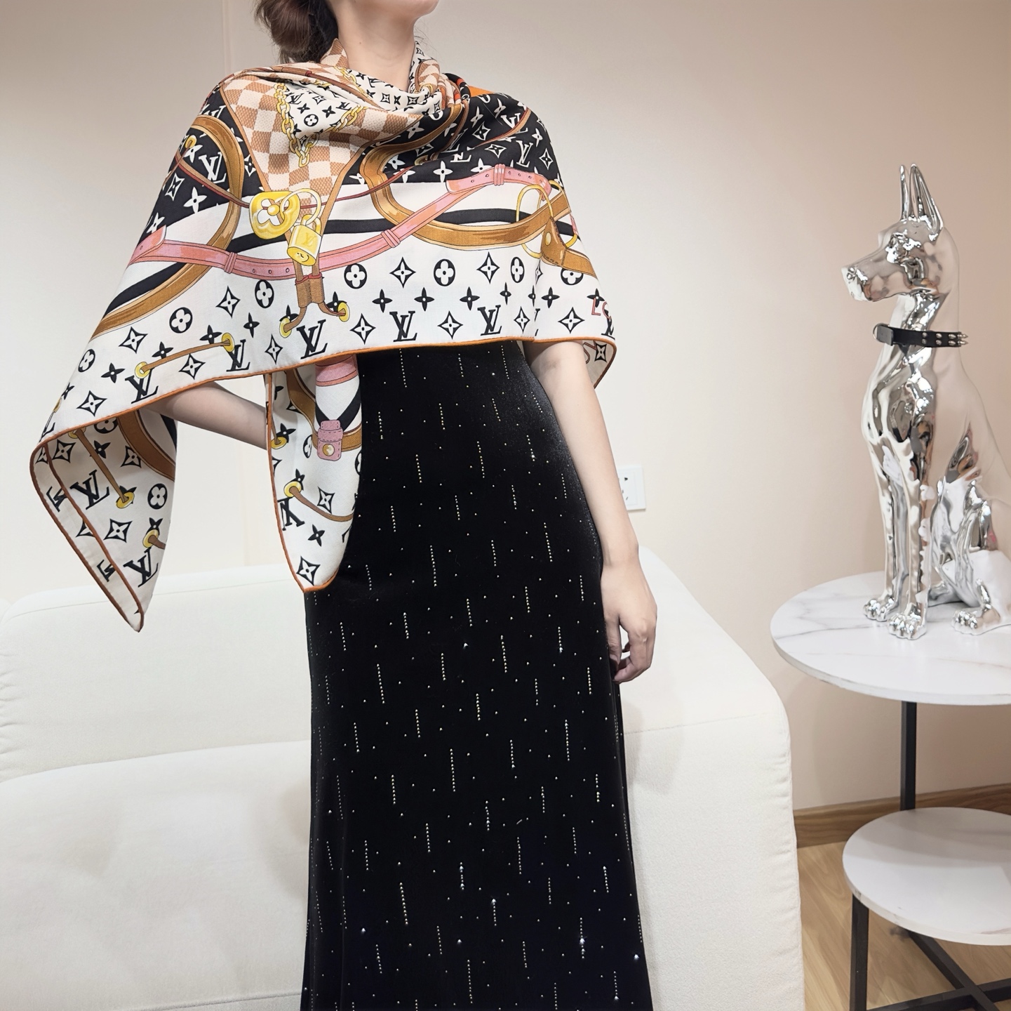 Flower And StraPs 以瞩目笔触彰显雅致风范，依托丝印工艺描绘 Monogram 花卉、肩