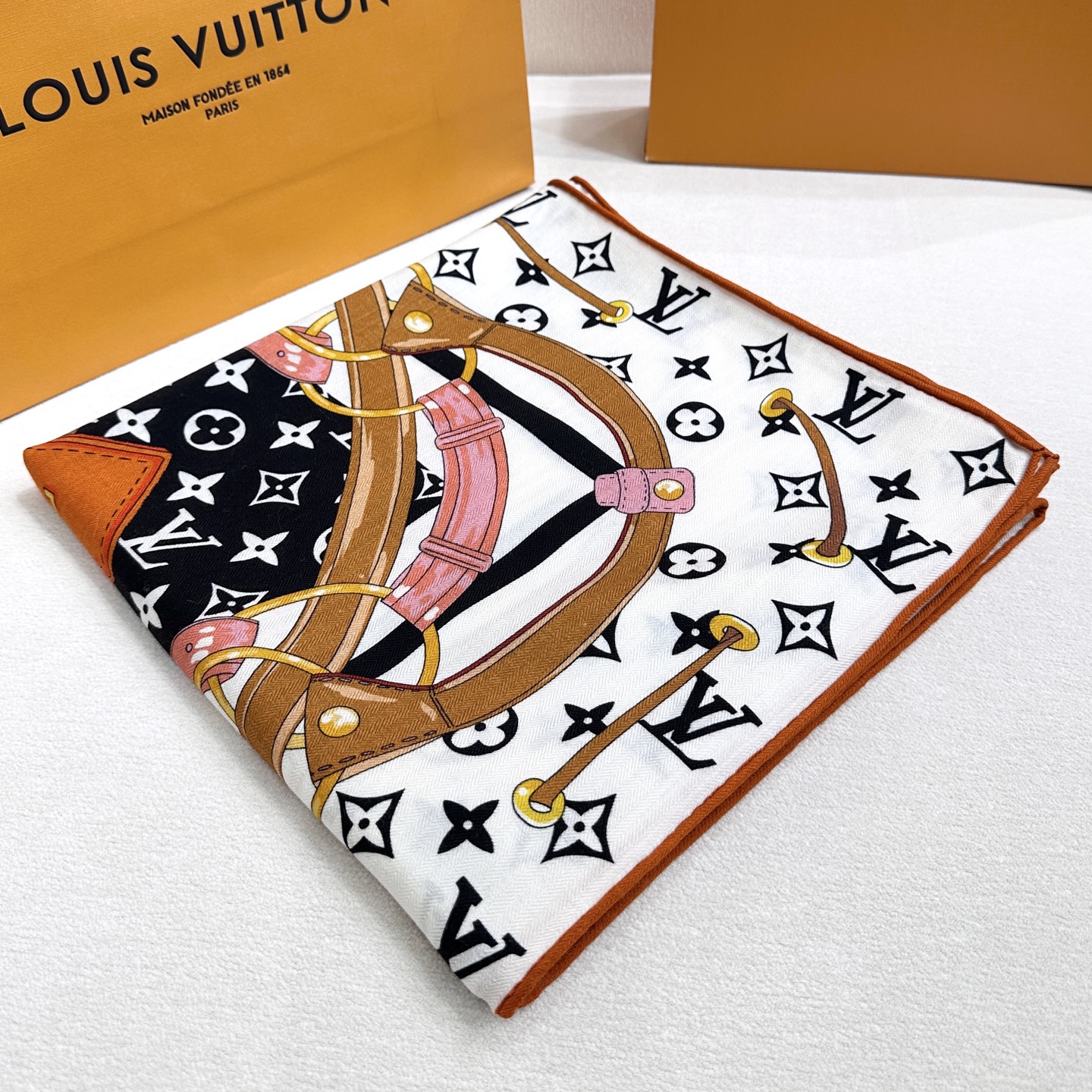 Flower And StraPs 以瞩目笔触彰显雅致风范，依托丝印工艺描绘 Monogram 花卉、肩