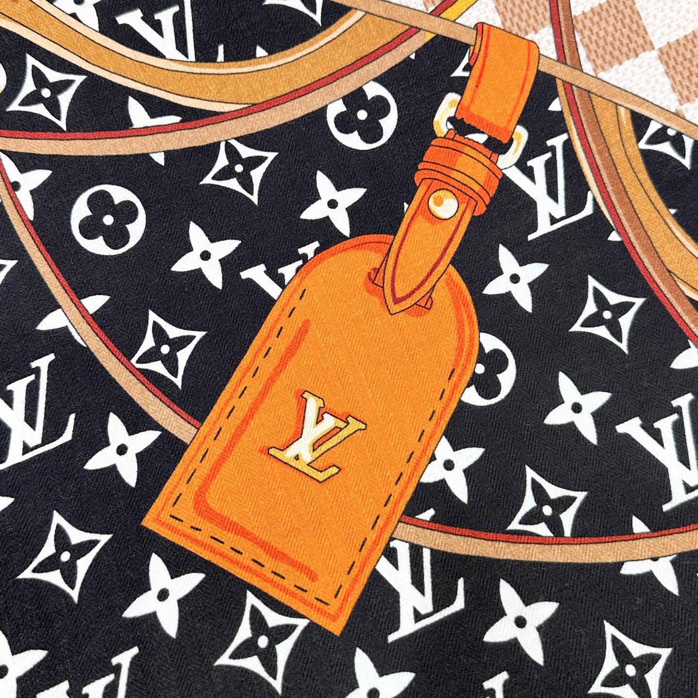 Flower And StraPs 以瞩目笔触彰显雅致风范，依托丝印工艺描绘 Monogram 花卉、肩