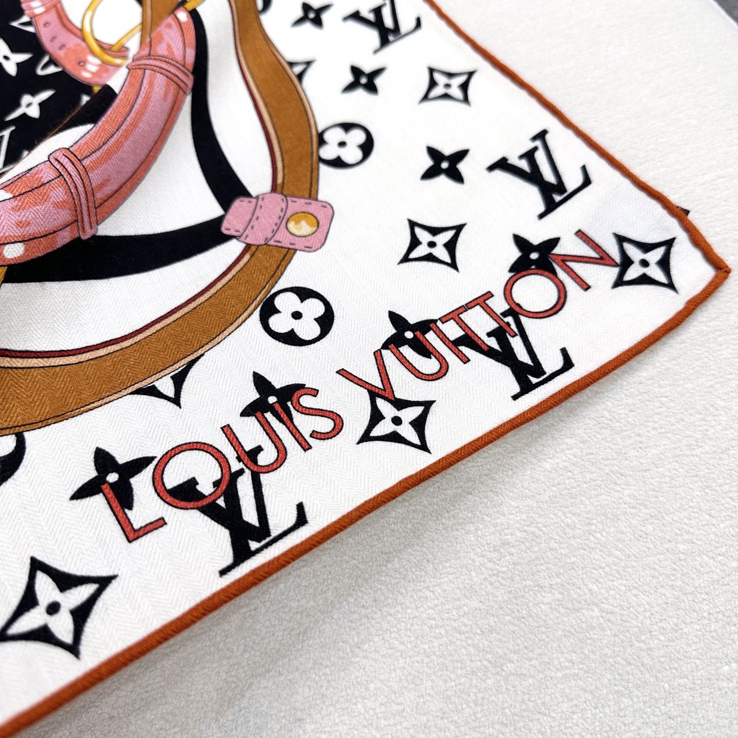 Flower And StraPs 以瞩目笔触彰显雅致风范，依托丝印工艺描绘 Monogram 花卉、肩