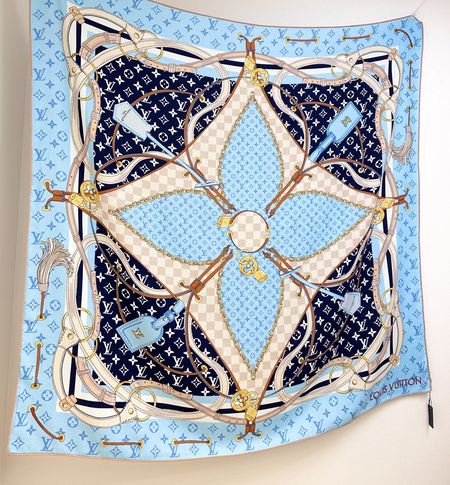 Flower And StraPs 以瞩目笔触彰显雅致风范，依托丝印工艺描绘 Monogram 花卉、肩