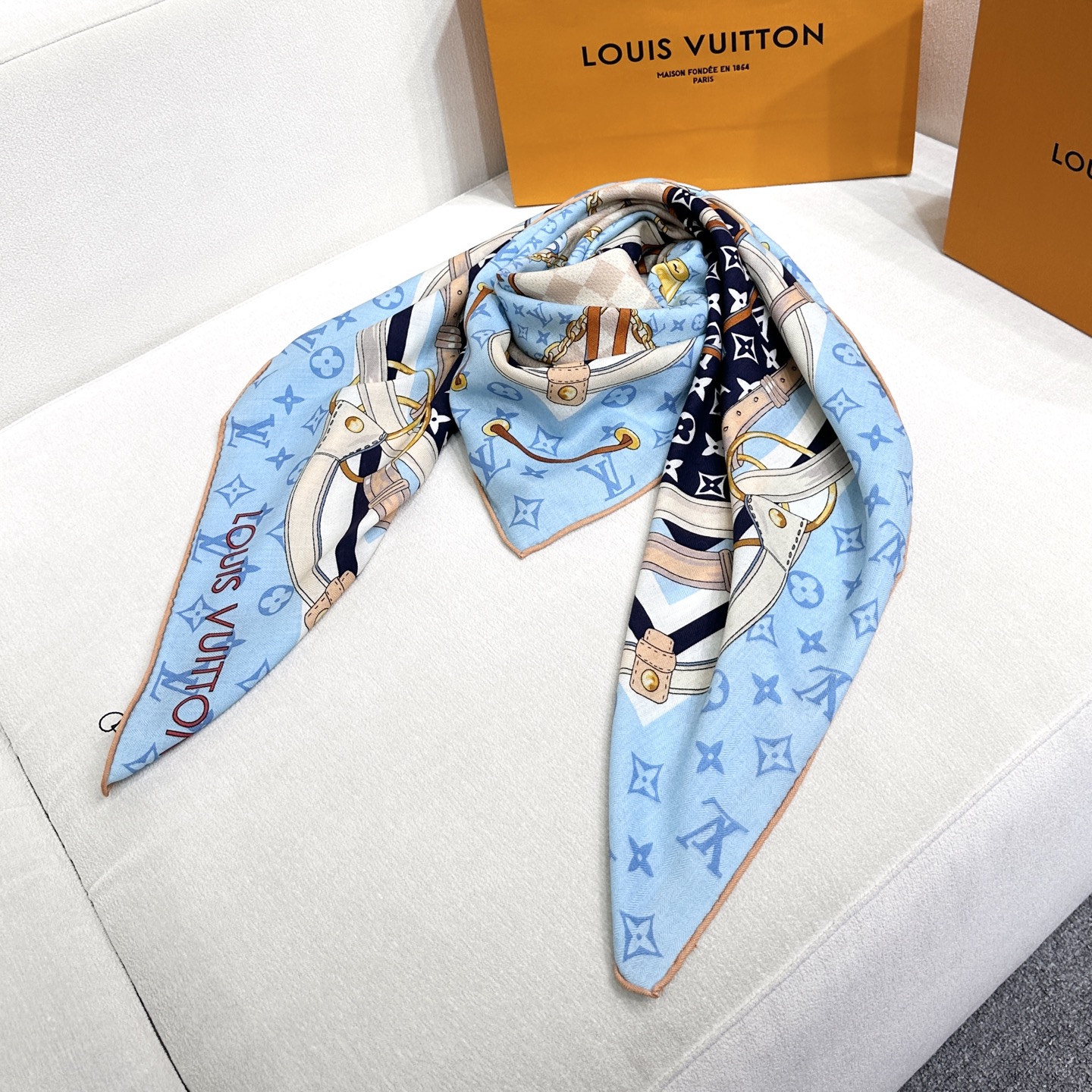 Flower And StraPs 以瞩目笔触彰显雅致风范，依托丝印工艺描绘 Monogram 花卉、肩