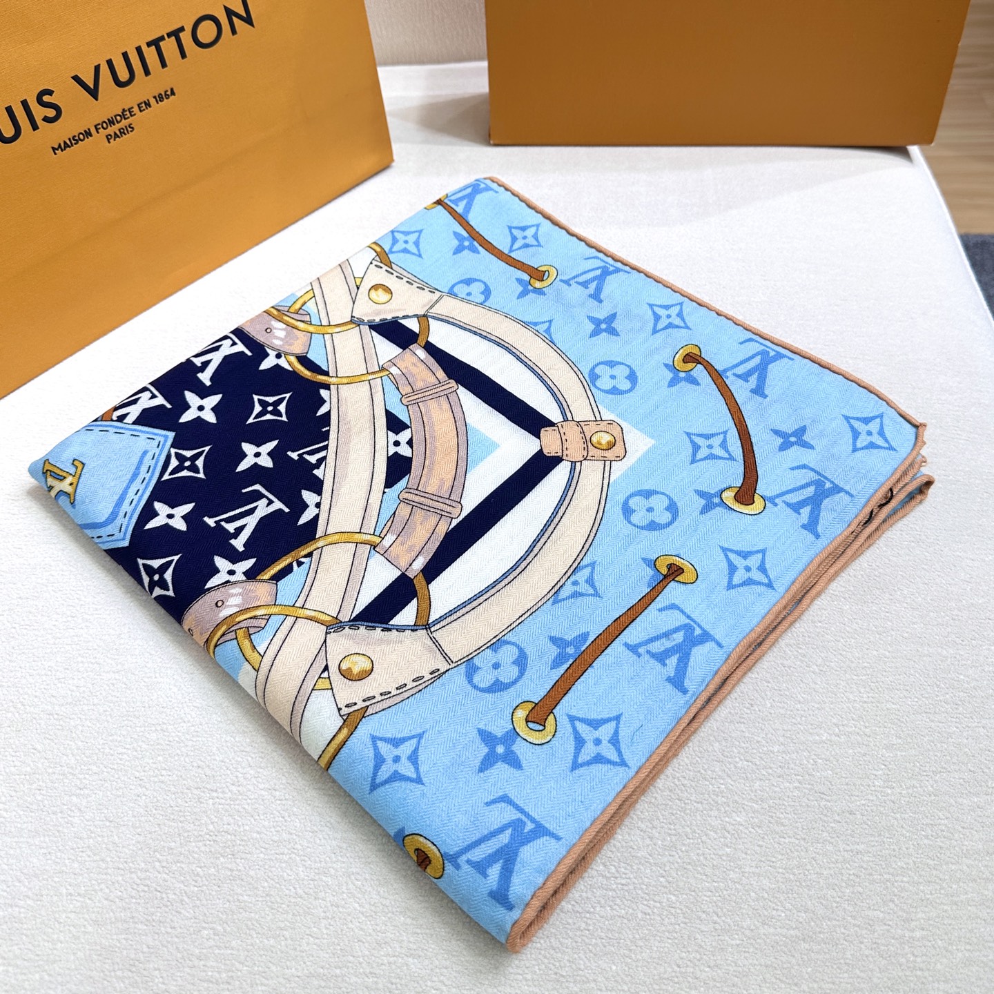 Flower And StraPs 以瞩目笔触彰显雅致风范，依托丝印工艺描绘 Monogram 花卉、肩