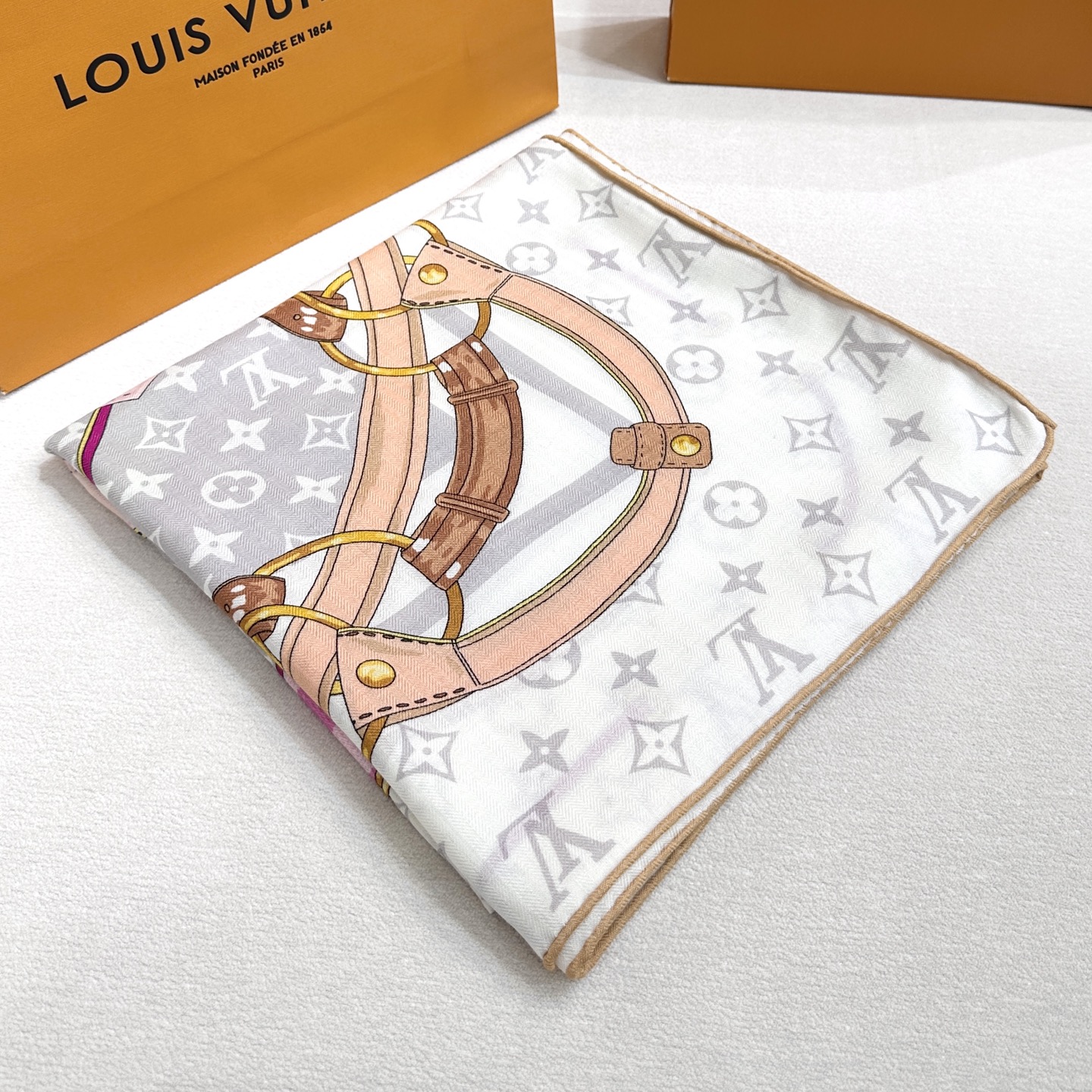 Flower And StraPs 以瞩目笔触彰显雅致风范，依托丝印工艺描绘 Monogram 花卉、肩