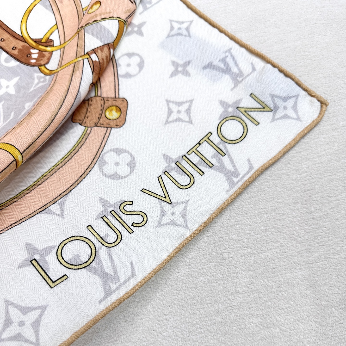 Flower And StraPs 以瞩目笔触彰显雅致风范，依托丝印工艺描绘 Monogram 花卉、肩