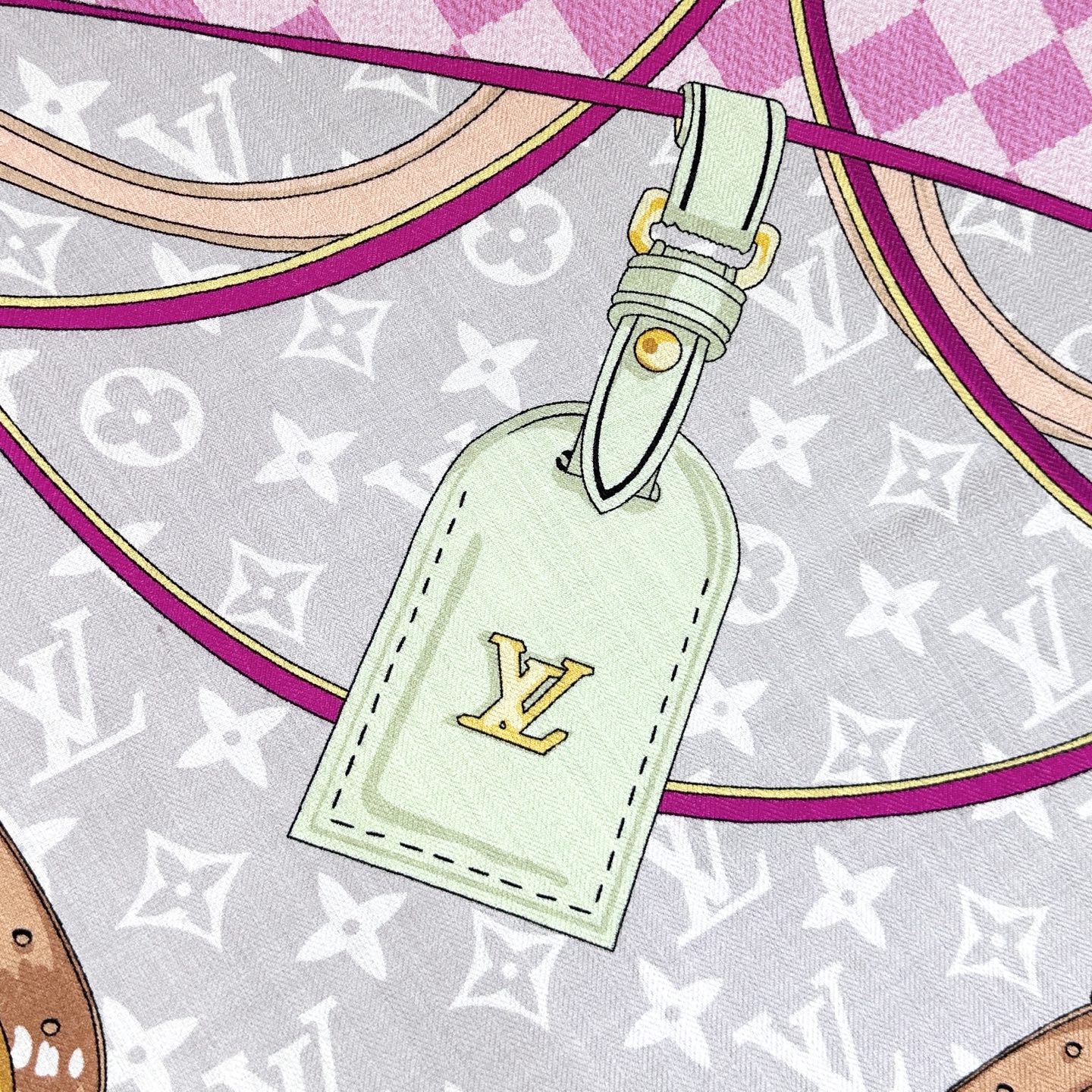 Flower And StraPs 以瞩目笔触彰显雅致风范，依托丝印工艺描绘 Monogram 花卉、肩