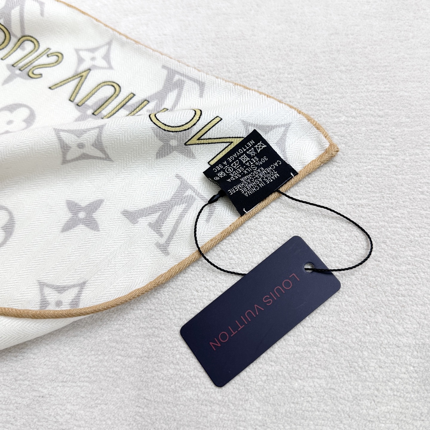 Flower And StraPs 以瞩目笔触彰显雅致风范，依托丝印工艺描绘 Monogram 花卉、肩