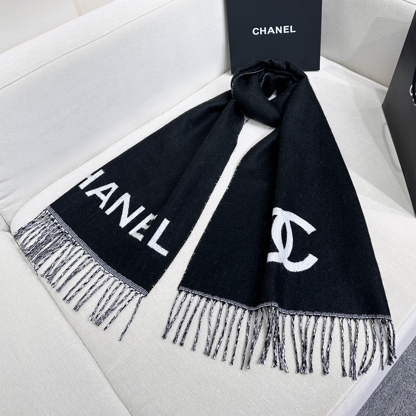 CHANEL限量顶级羊绒羊毛混纺披肩‼️专柜夏天就爆到断货。一直预定‼️极简的双C与英文LOGO提花，简