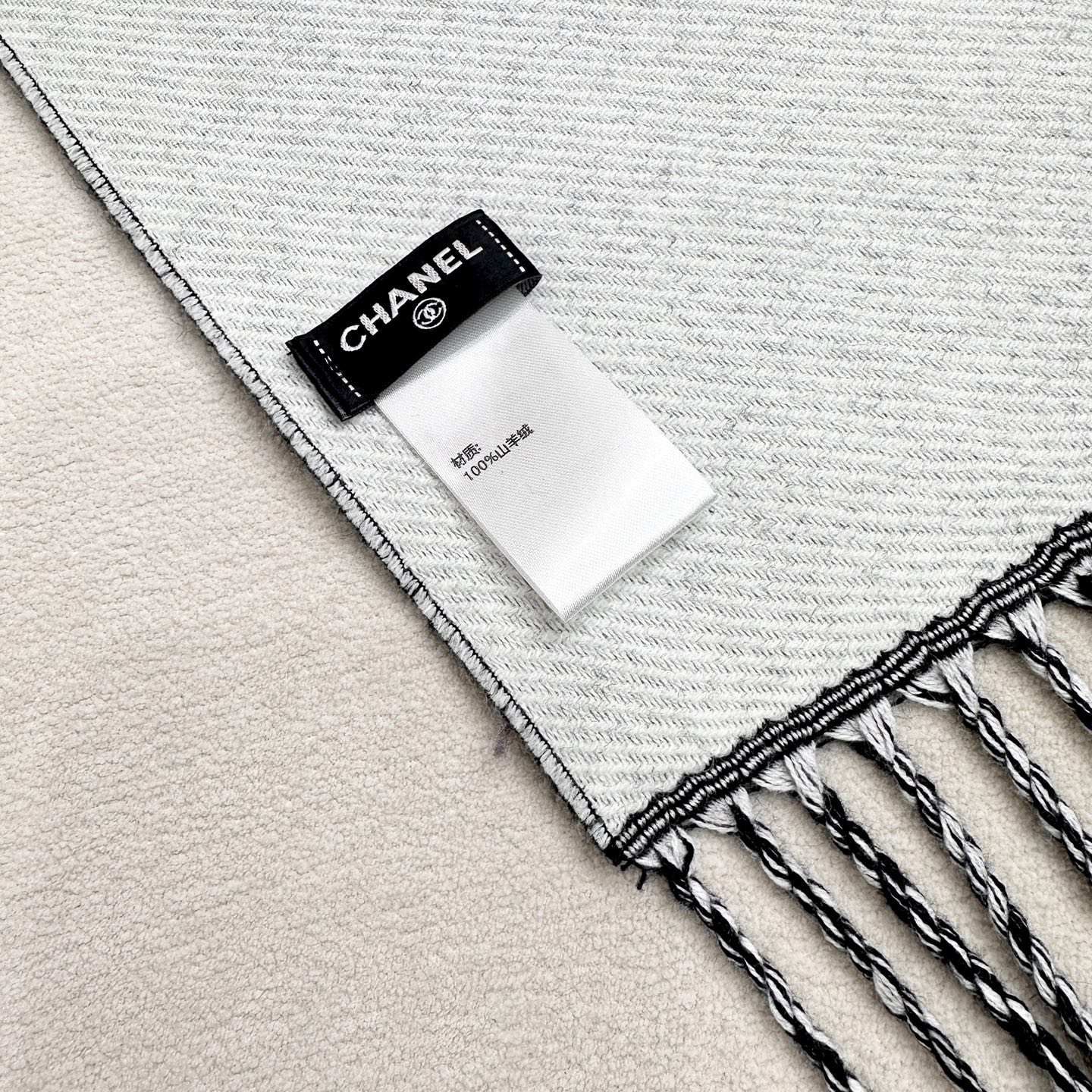 CHANEL限量顶级羊绒羊毛混纺披肩‼️专柜夏天就爆到断货。一直预定‼️极简的双C与英文LOGO提花，简