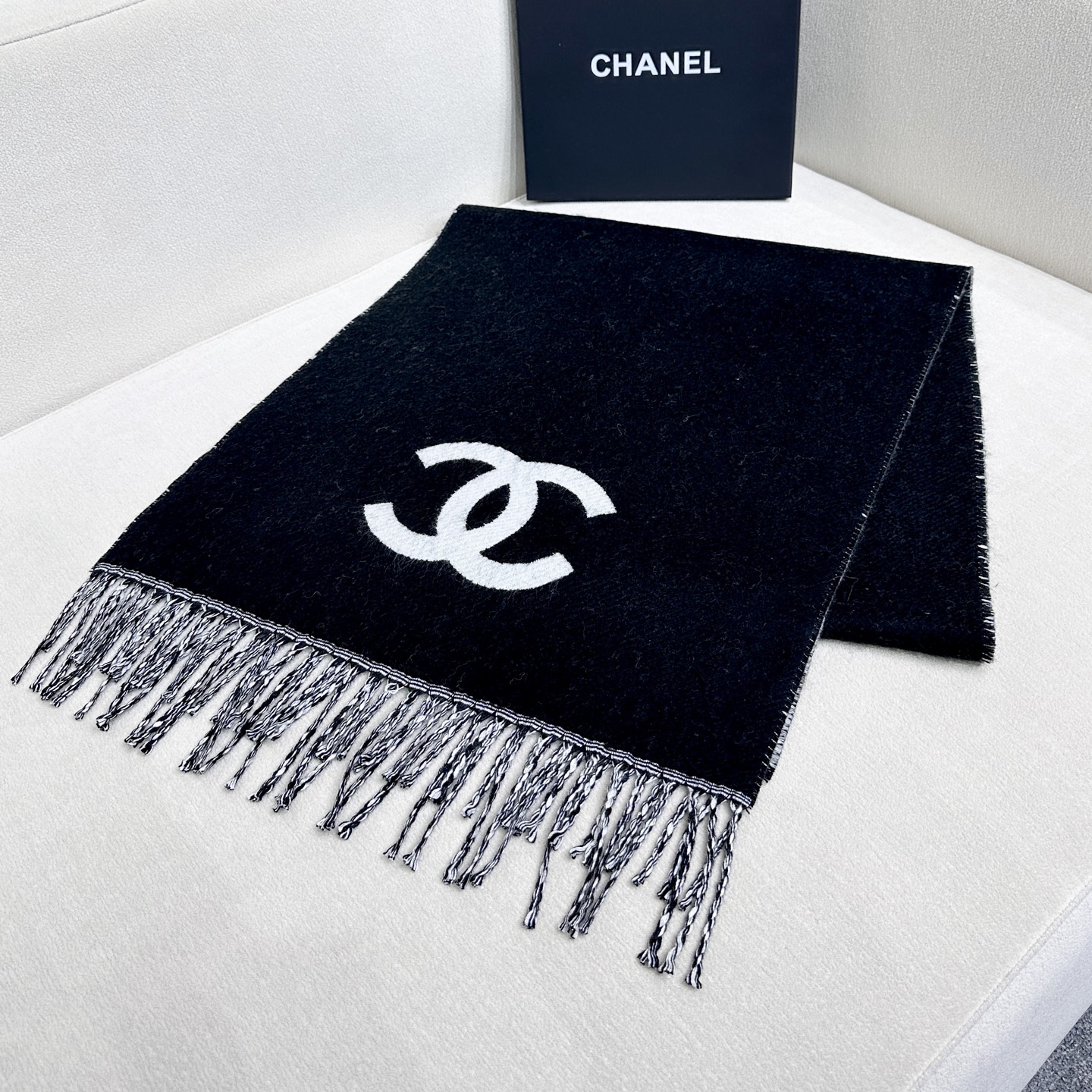 CHANEL限量顶级羊绒羊毛混纺披肩‼️专柜夏天就爆到断货。一直预定‼️极简的双C与英文LOGO提花，简