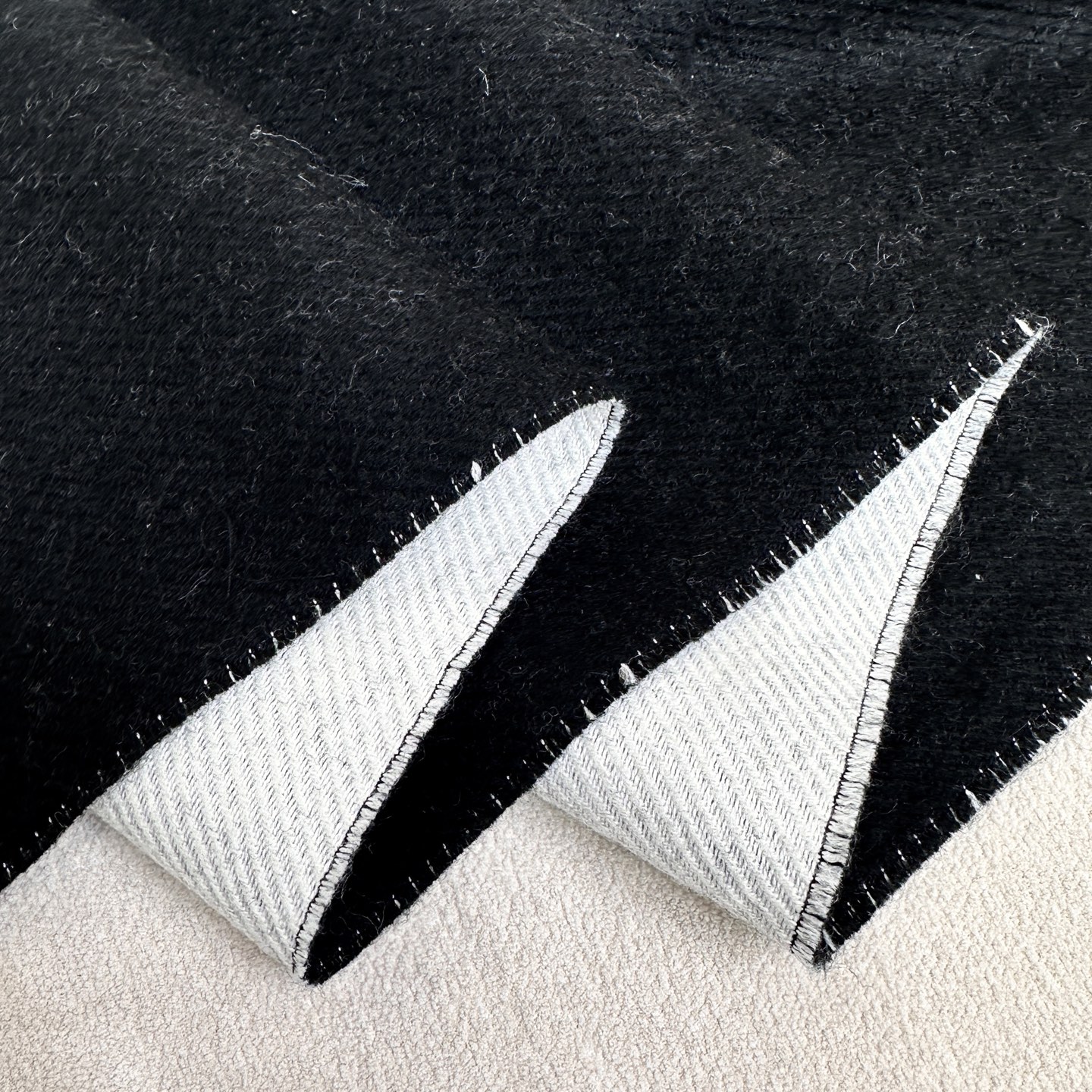 CHANEL限量顶级羊绒羊毛混纺披肩‼️专柜夏天就爆到断货。一直预定‼️极简的双C与英文LOGO提花，简